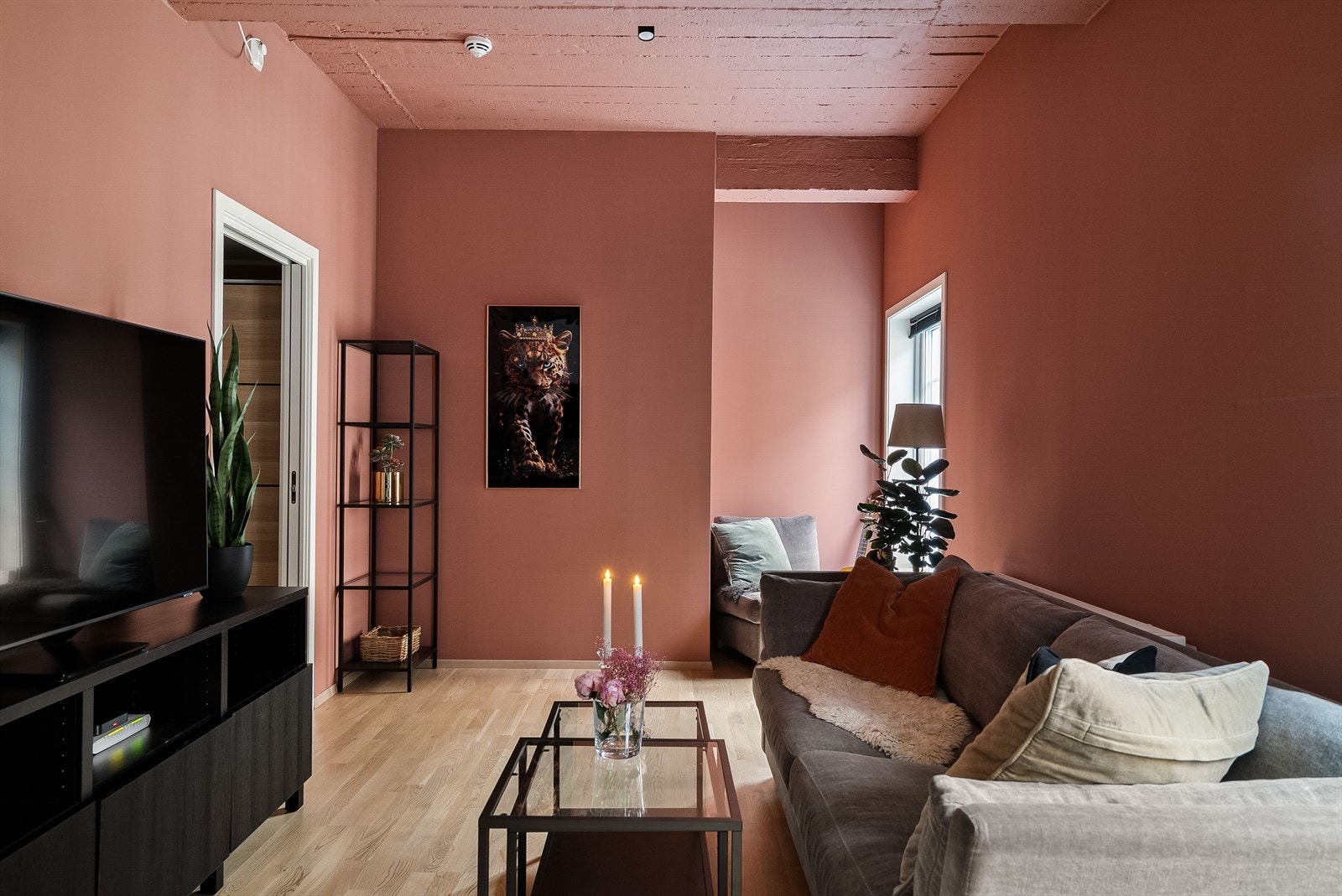 Her får du et lyst og åpent stue- og kjøkkenareal på ca. 22 kvm. Galleribilde
