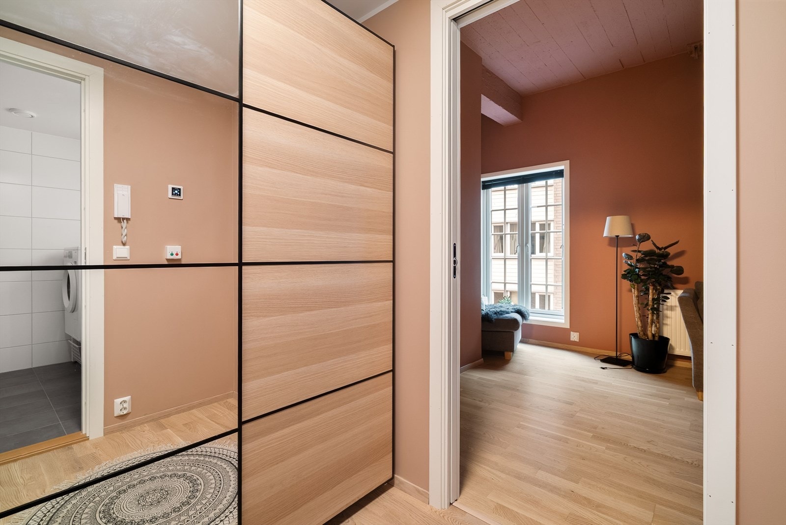 Du ønskes velkommen inn i en innbydende entré med plass til garderobeløsning, som gir gode oppbevaringsmuligheter. Galleribilde