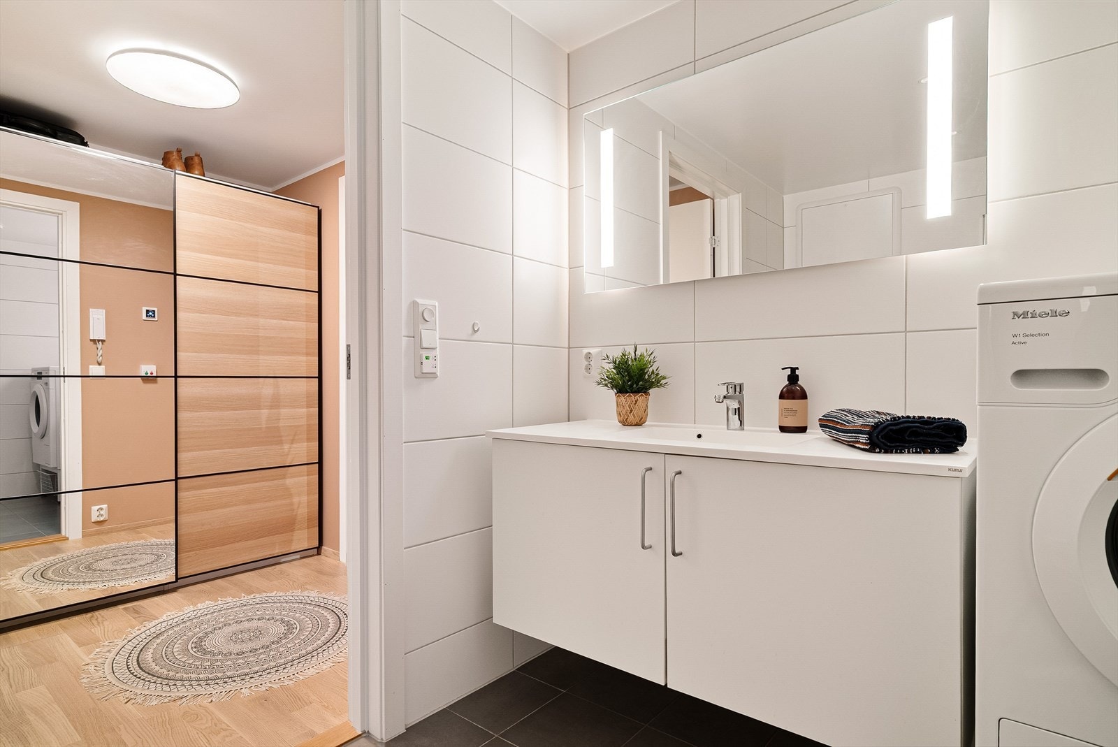 Badet har et moderne speil med integrert belysning. Galleribilde