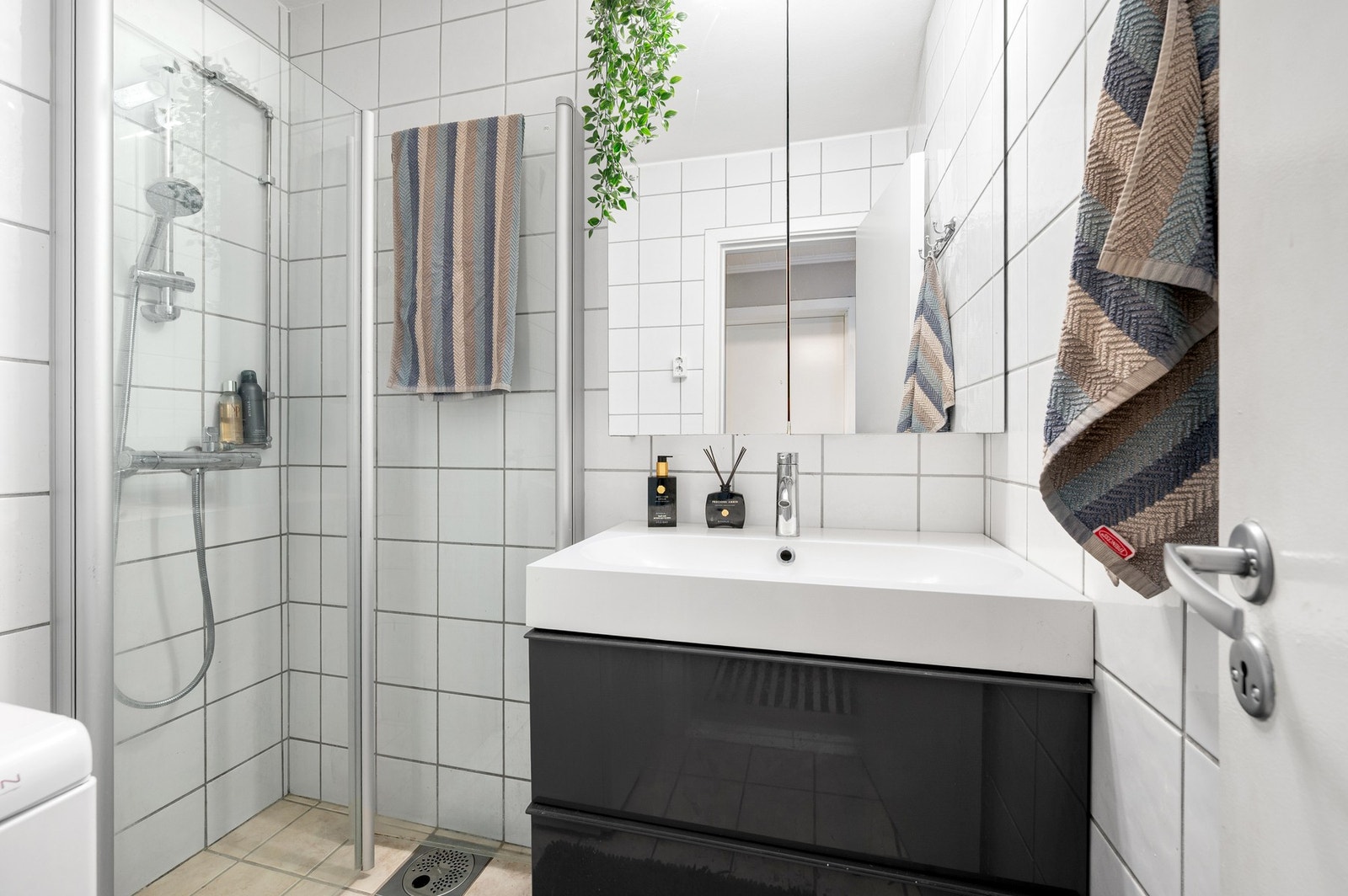 Flislagt bad med behagelig gulvvarme. Det er opplegg for vaskemaskin på bad. Galleribilde