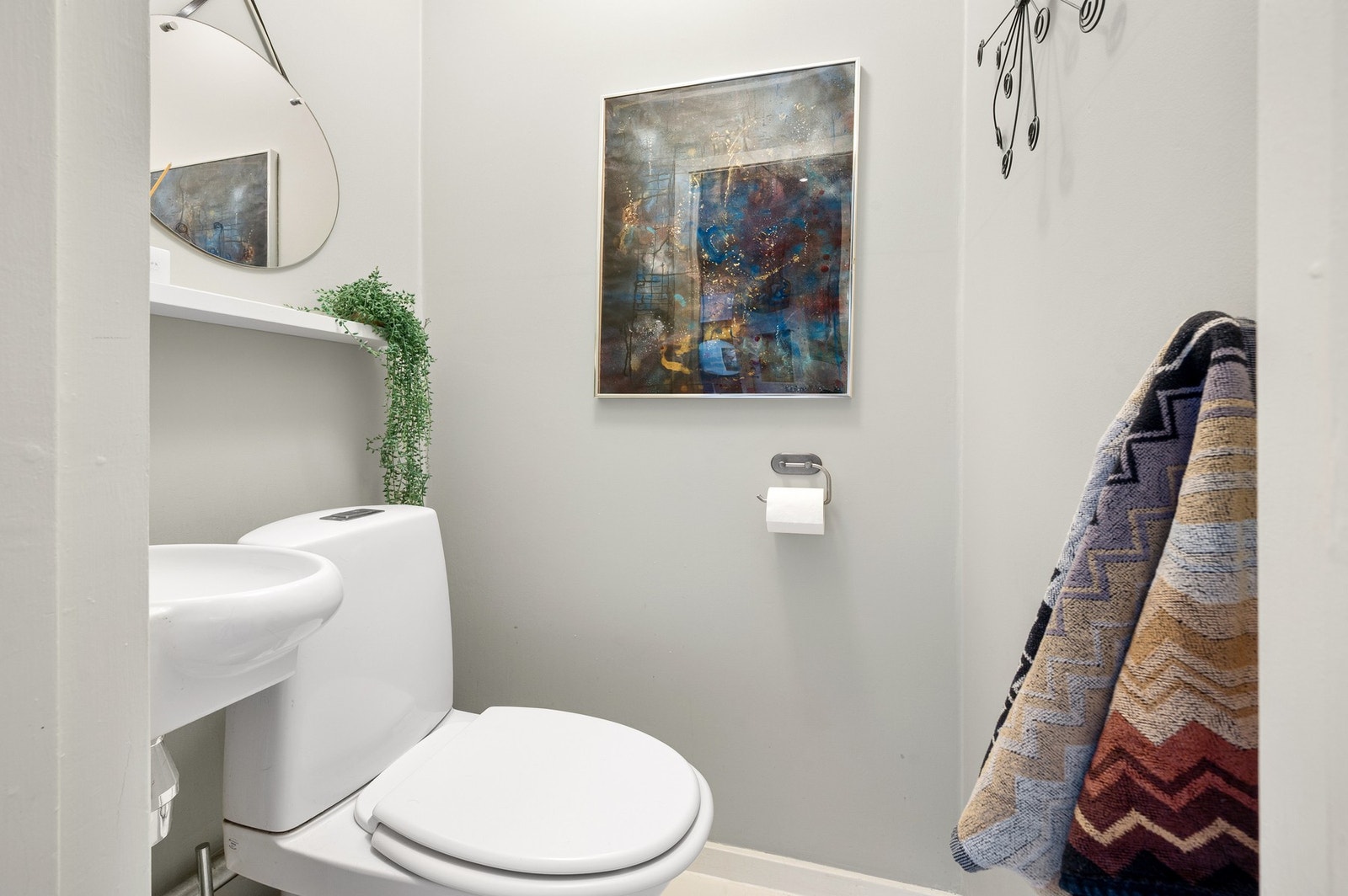 Separat toalettrom med servant. Galleribilde