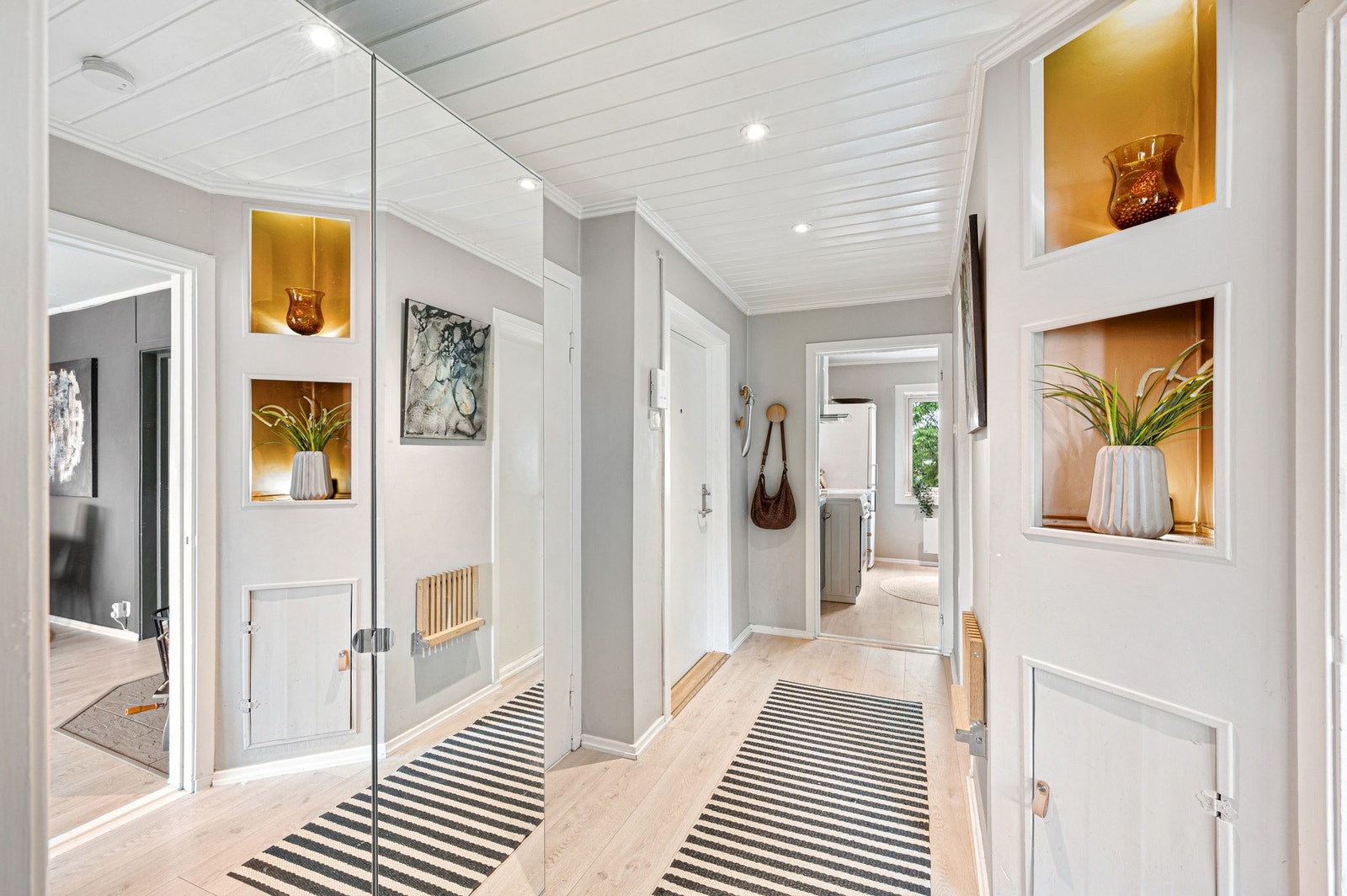 Lys og trivelig entré, med stemningsfull downlights i himling. Galleribilde