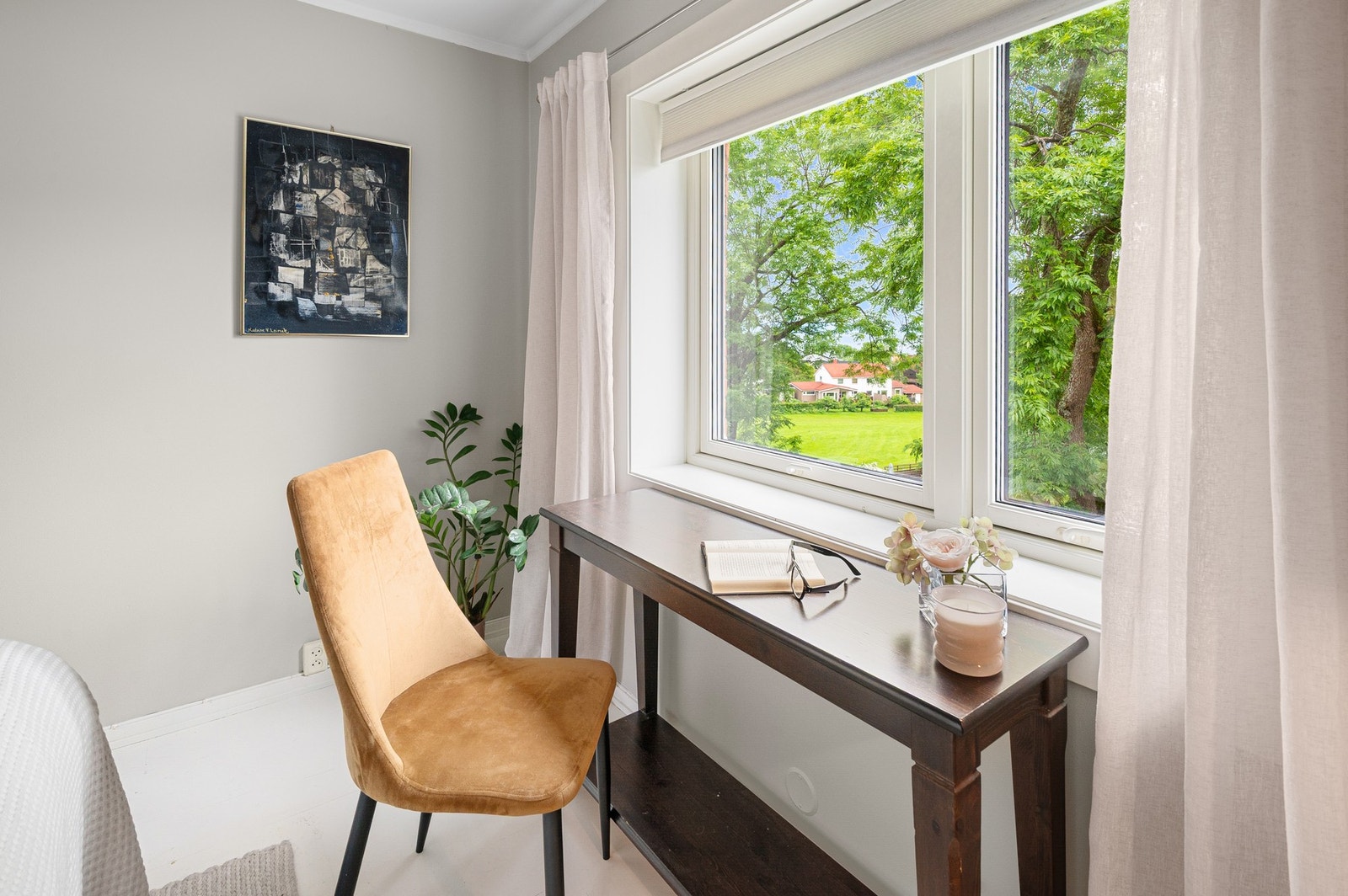 God plass til eget skrivebord. Det er en fin utsikt fra både soverom- og kjøkkenvindu. Galleribilde