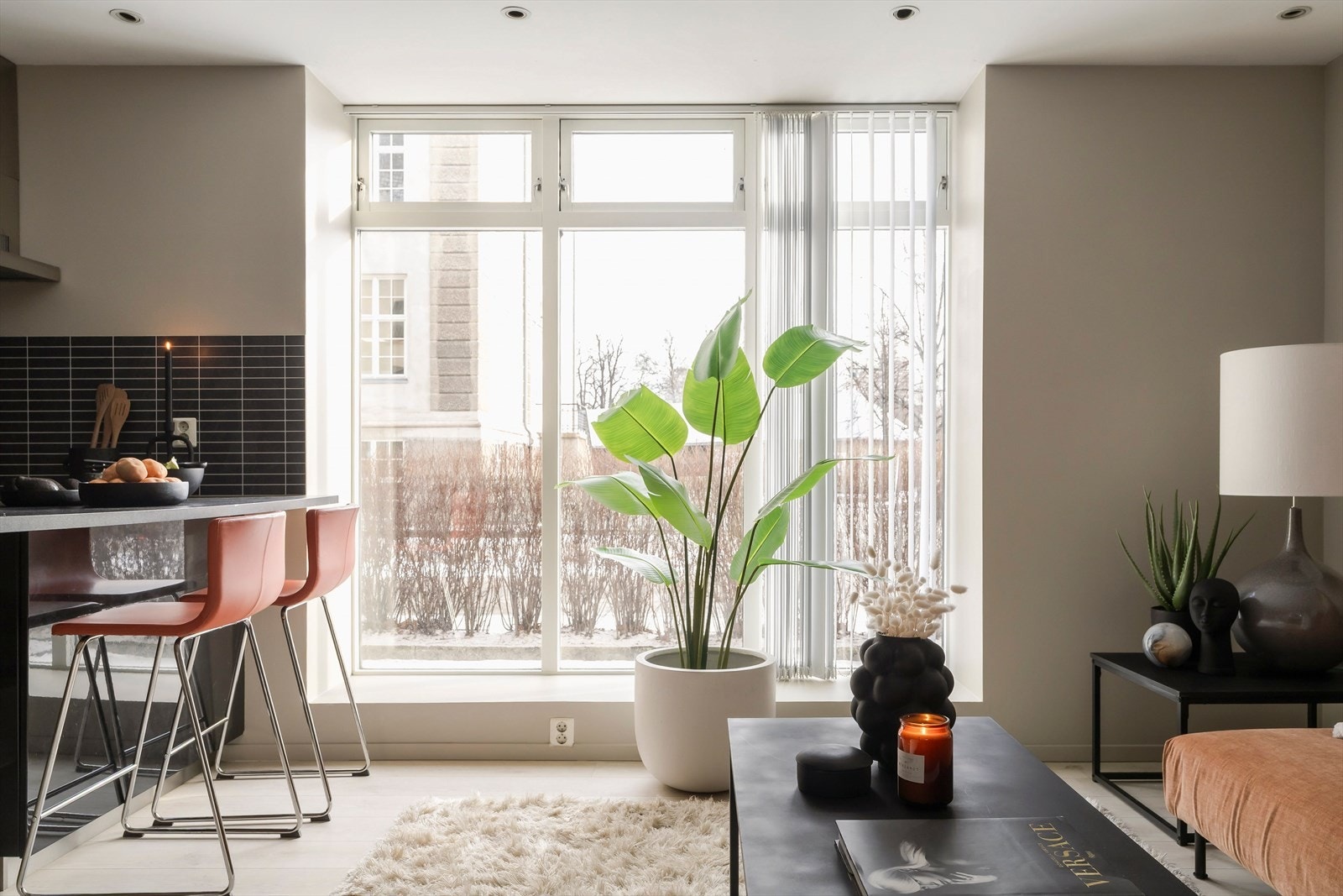 Her er det god plass til både sofagruppe, mediemøblement og spise-/barløsning, noe som gjør rommet godt egnet for både hverdagsliv og sosiale sammenkomster. Galleribilde