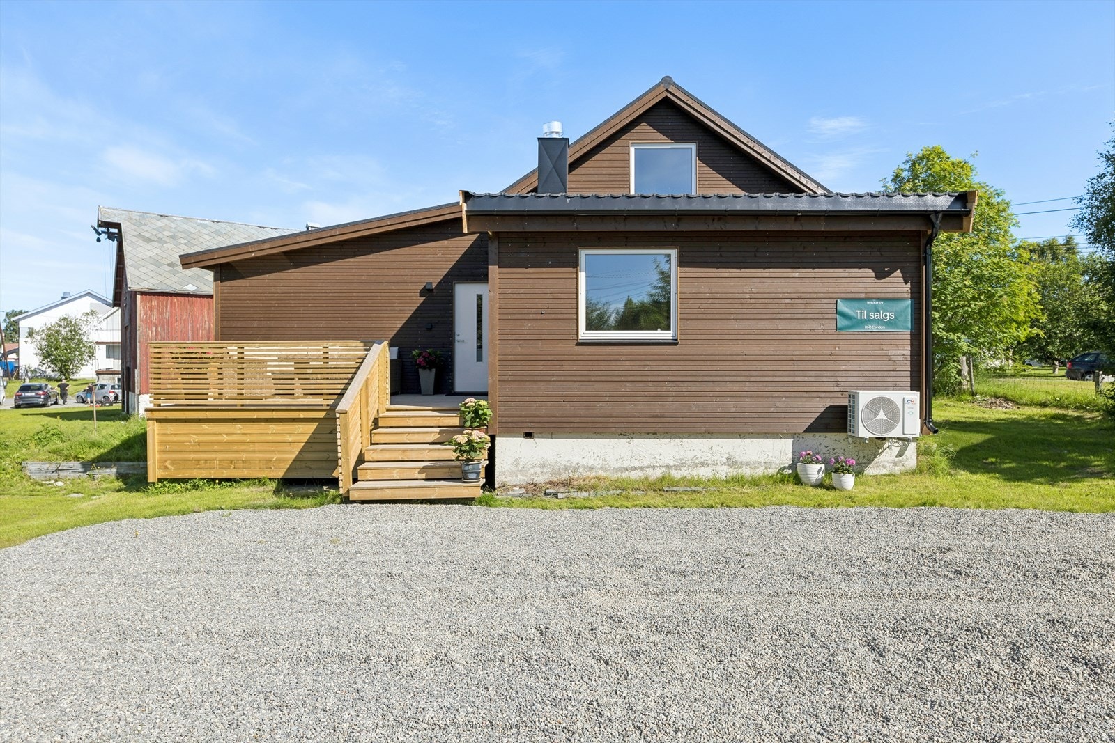 Huset ble opprinnelig oppført i 1948, men fremstår i dag som en moderne og svært tiltalende bolig med gjennomgående tidsriktige løsninger og et oppusningsnivå som gjør at du kan flytte rett inn Galleribilde