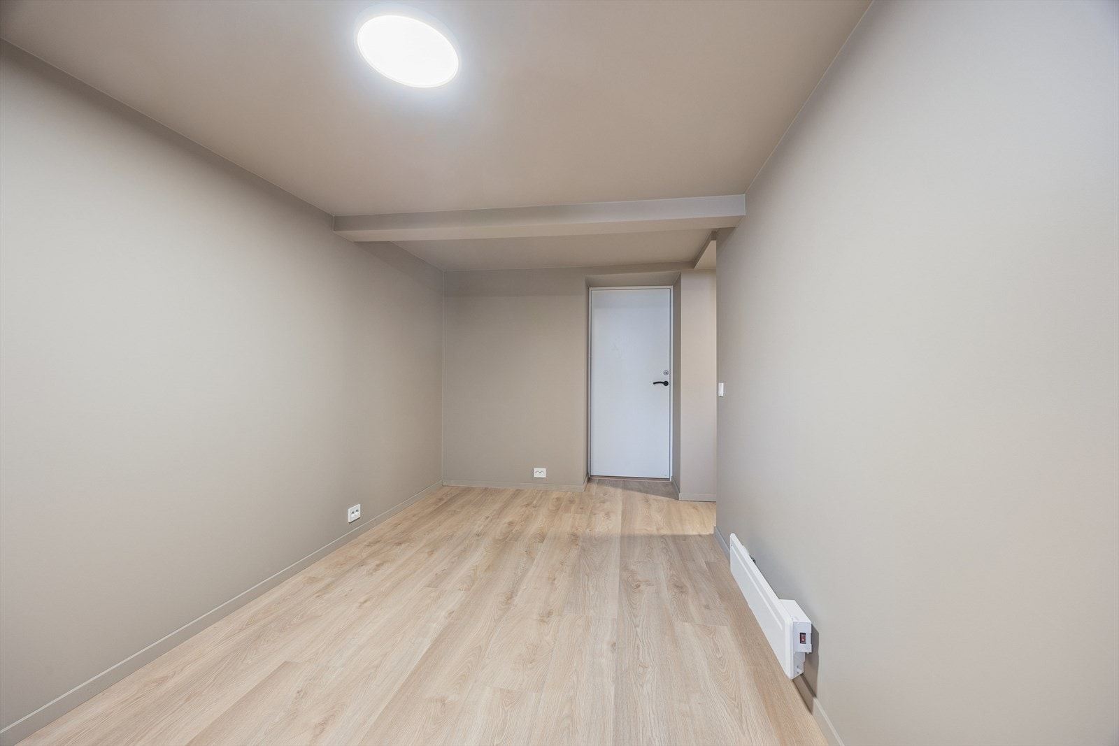 Her finnes det rikelig plass til sesongklær, sportsutstyr, husholdningsartikler og andre eiendeler som gjerne trenger et fast sted. Lagringskapasiteten gjør boligen både funksjonell og brukervennlig, og bidrar til en helhetlig og gjennomført bokomfort. Galleribilde