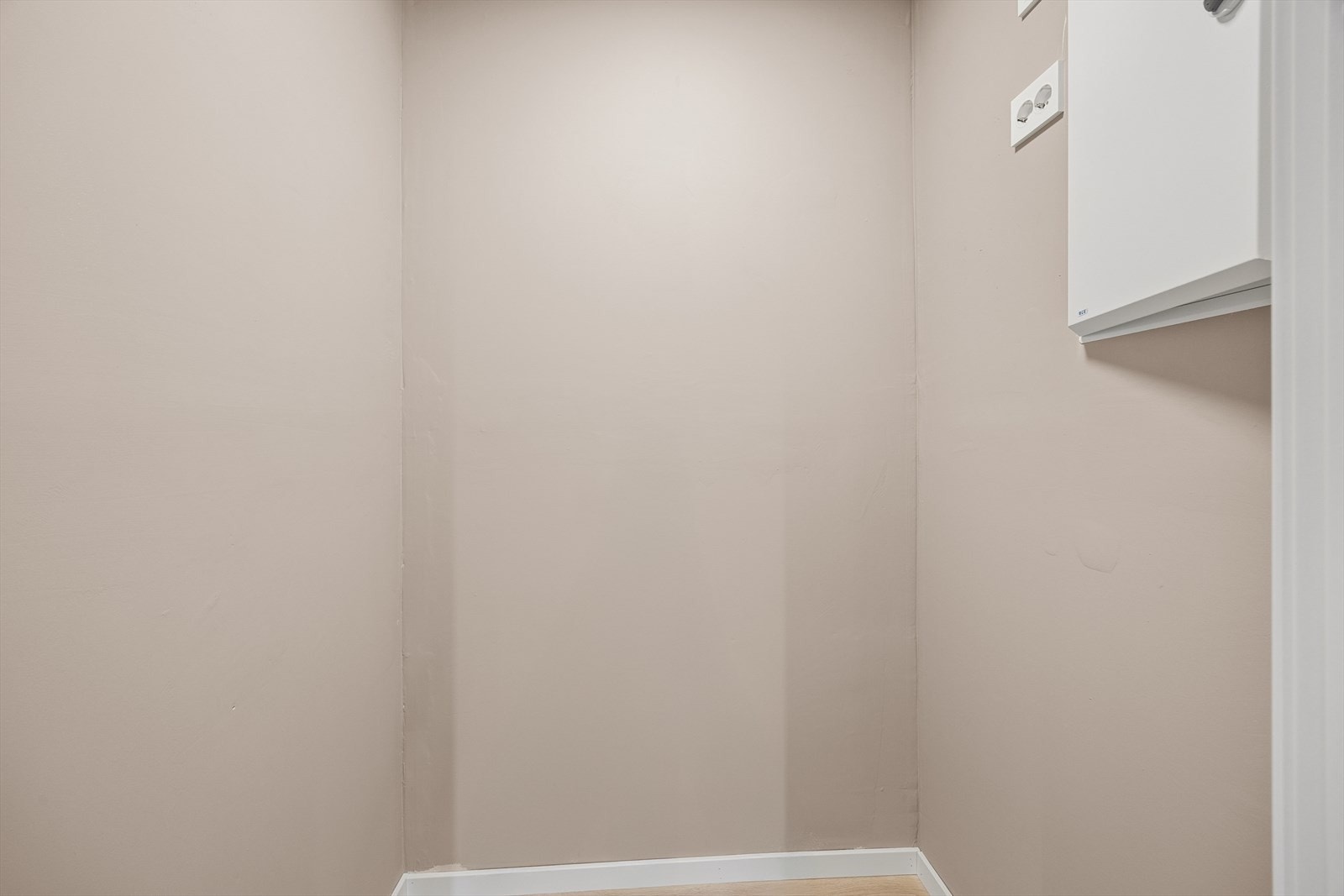 I enden av hallen ligger en praktisk innvendig bod som gir god lagringsplass. Galleribilde