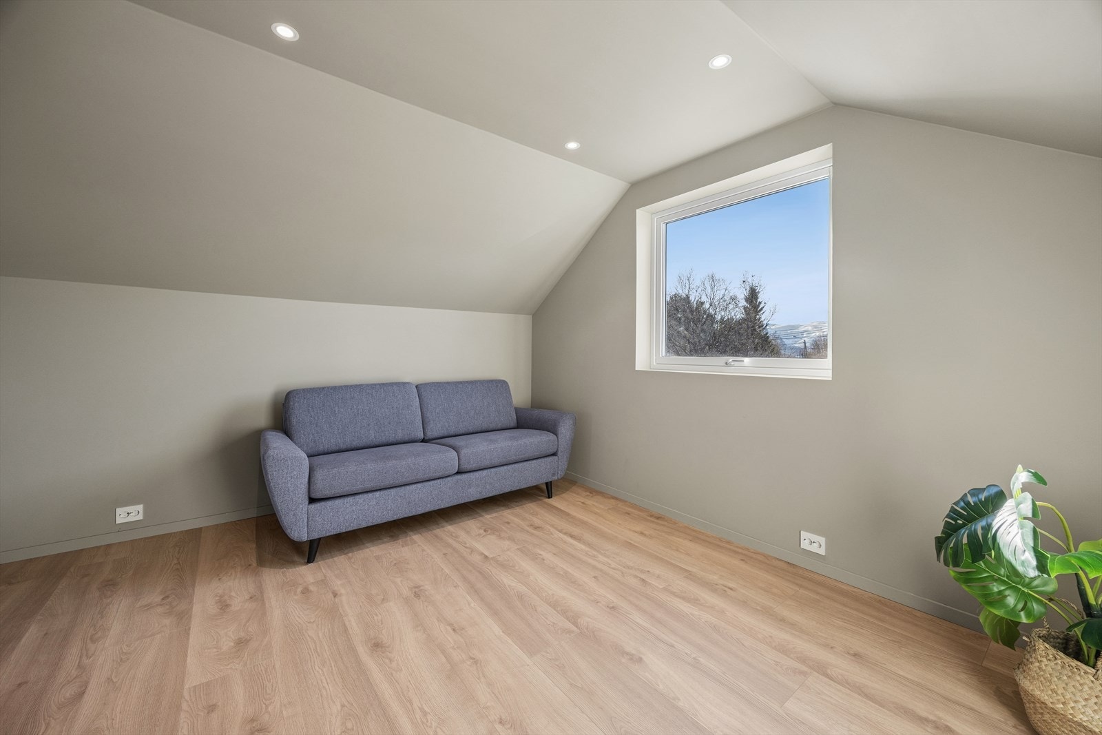 Loftstuen fremstår som et lyst og innbydende oppholdsrom som gir boligen en ekstra dimensjon. Rommet ligger skjermet til i boligens øverste etasje og fungerer perfekt som en egen sone for avslapning, lek eller som TV-rom. Galleribilde