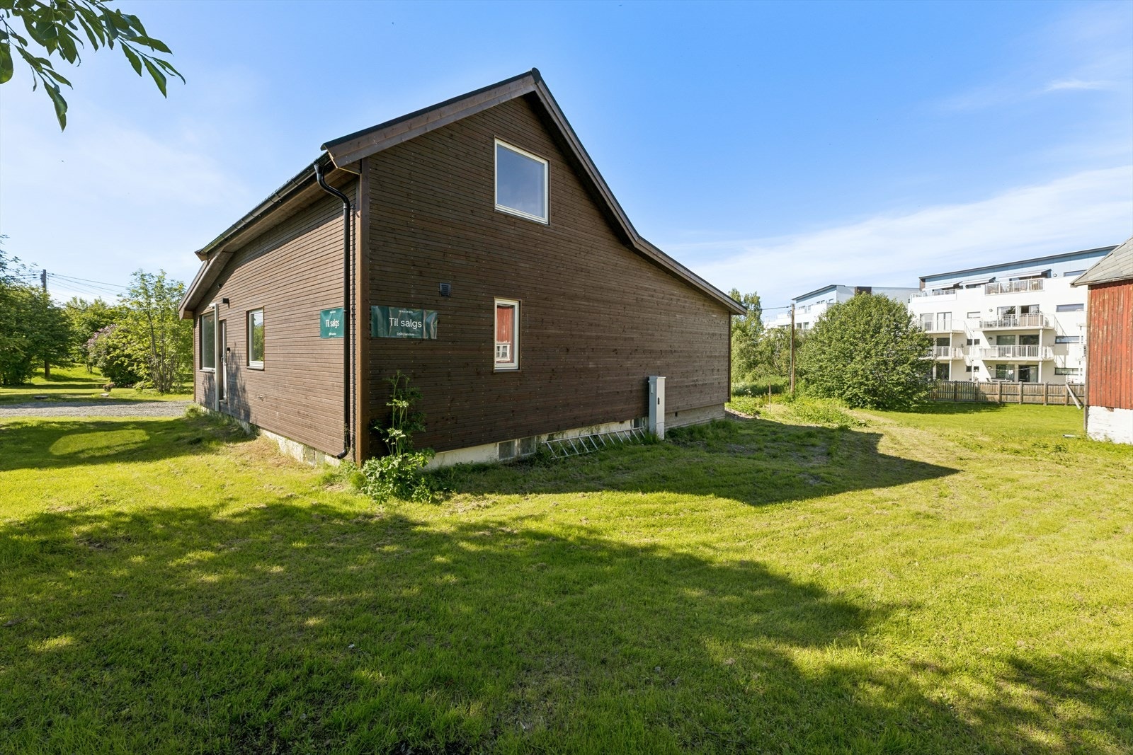 Tomten er hovedsakelig flat, noe som gjør den lett å utnytte til både lek, hageaktiviteter, beplantning eller etablering av flere uteplasser etter eget ønske. Galleribilde