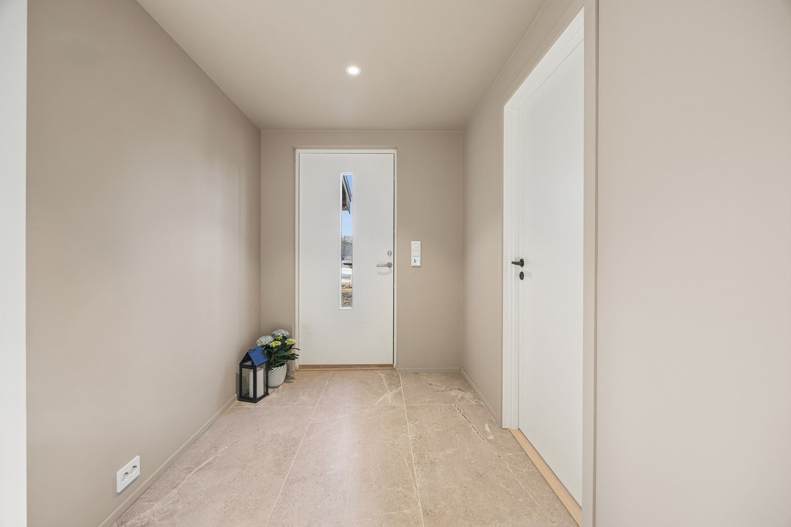 Spotter i himlingen gir et rent og moderne uttrykk, og hele etasjen fremstår lys og trivelig, med gjennomtenkte romløsninger og materialvalg. Galleribilde