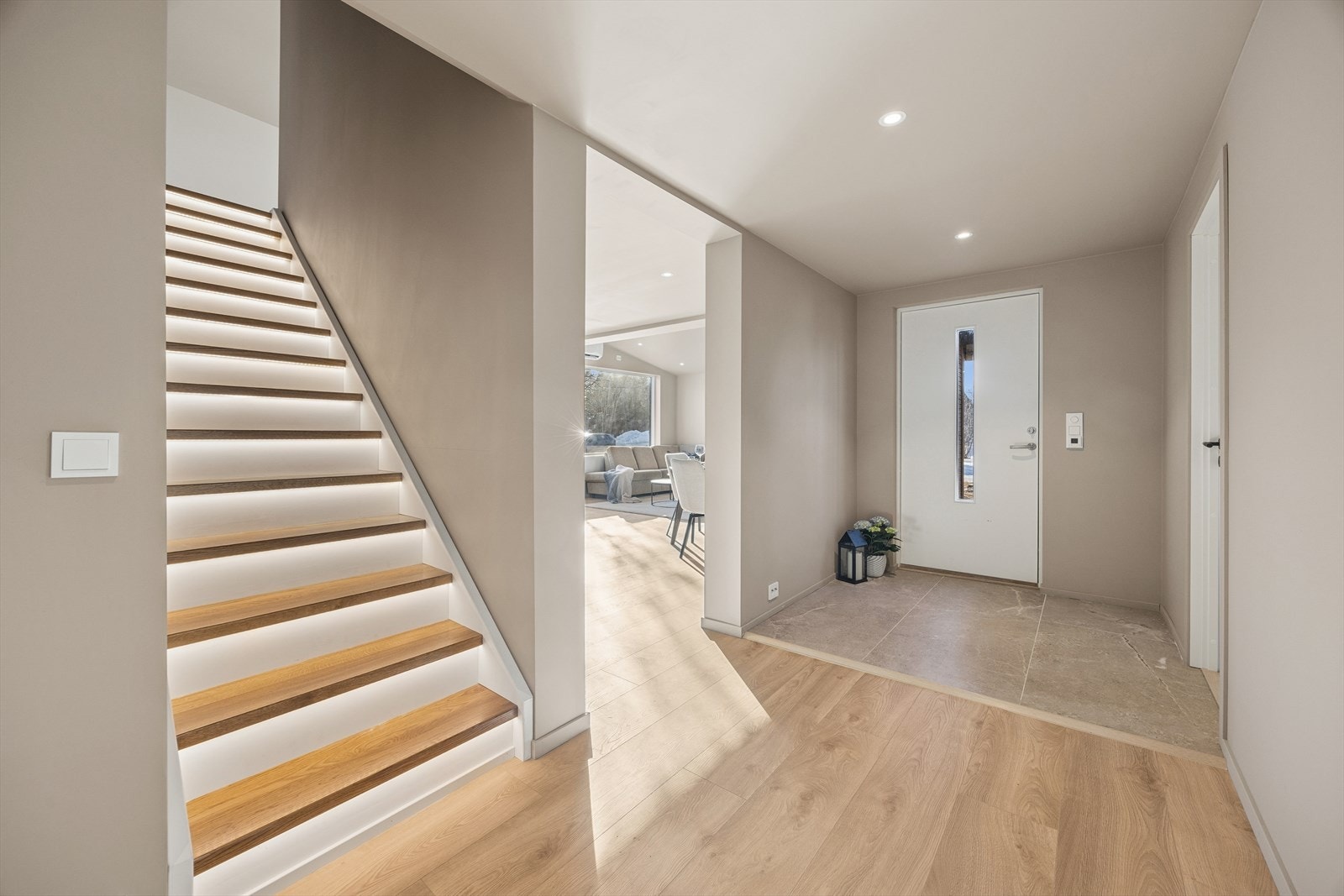 Fra hallen i første etasje fører trappen deg videre opp til boligens andre etasje. Galleribilde