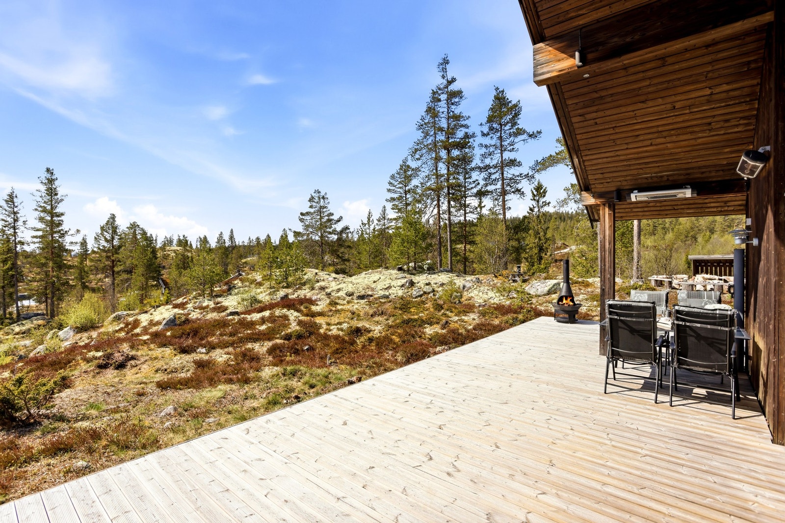 Uteplass med optimale solforhold fra morgen til kveld. God plass til møblering av ulike soner Galleribilde