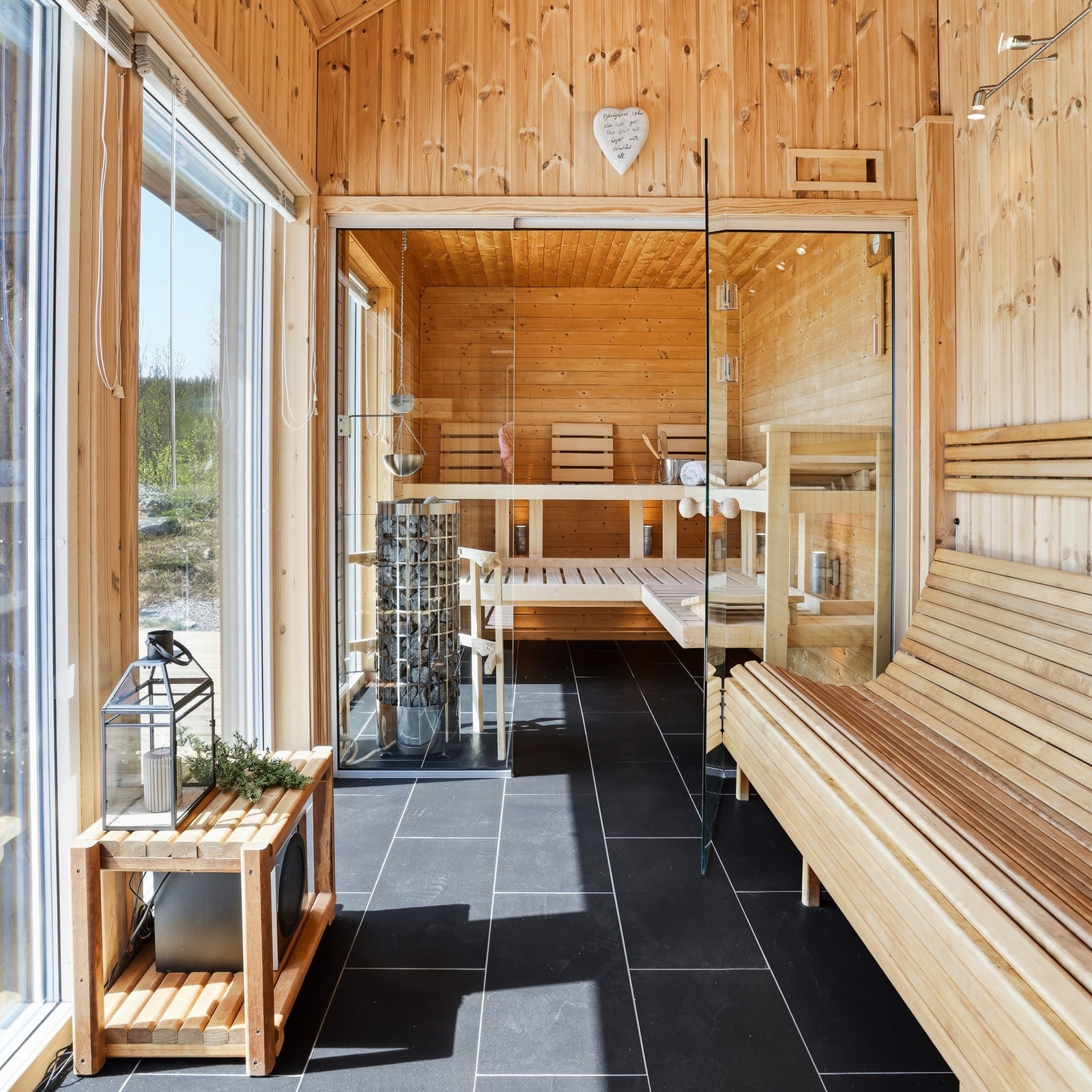 Delikat velværeavdeling med badstue og relax-rom. Legg merke til den lekre badstueovnen Galleribilde