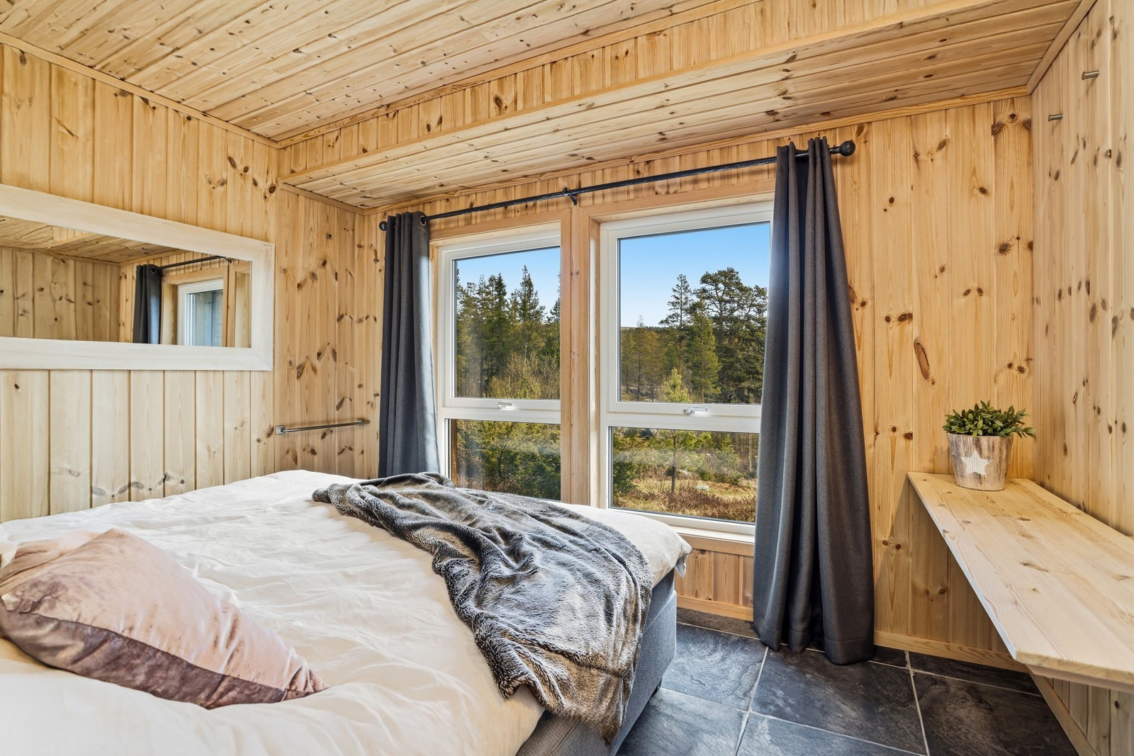 Hytta har totalt 5 fine soverom. Her er hovedsoverom innredet med dobbeltseng. Fantastisk utsikt å våkne til! Galleribilde