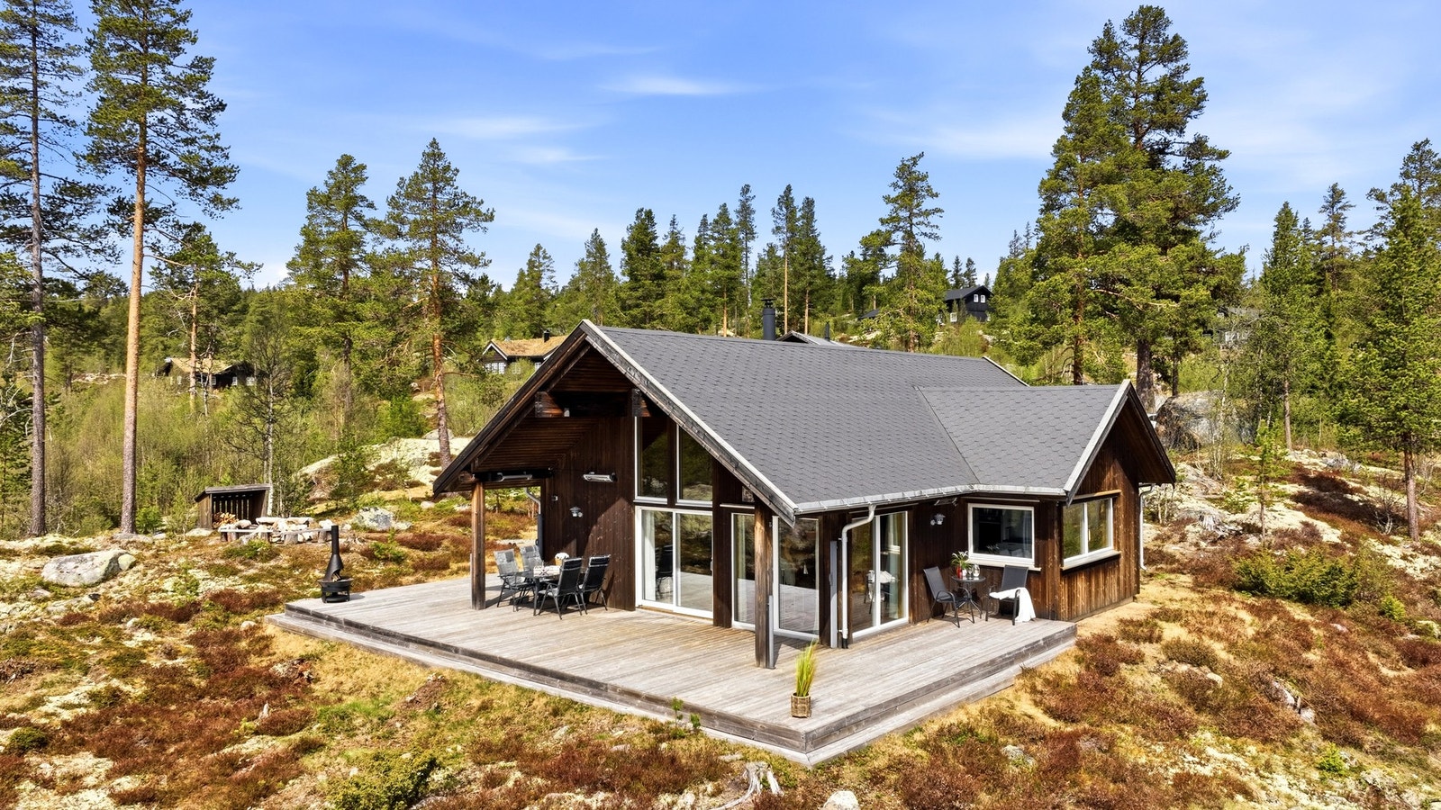 Stor og solrik terrasse med gode solforhold og flott utsikt Galleribilde