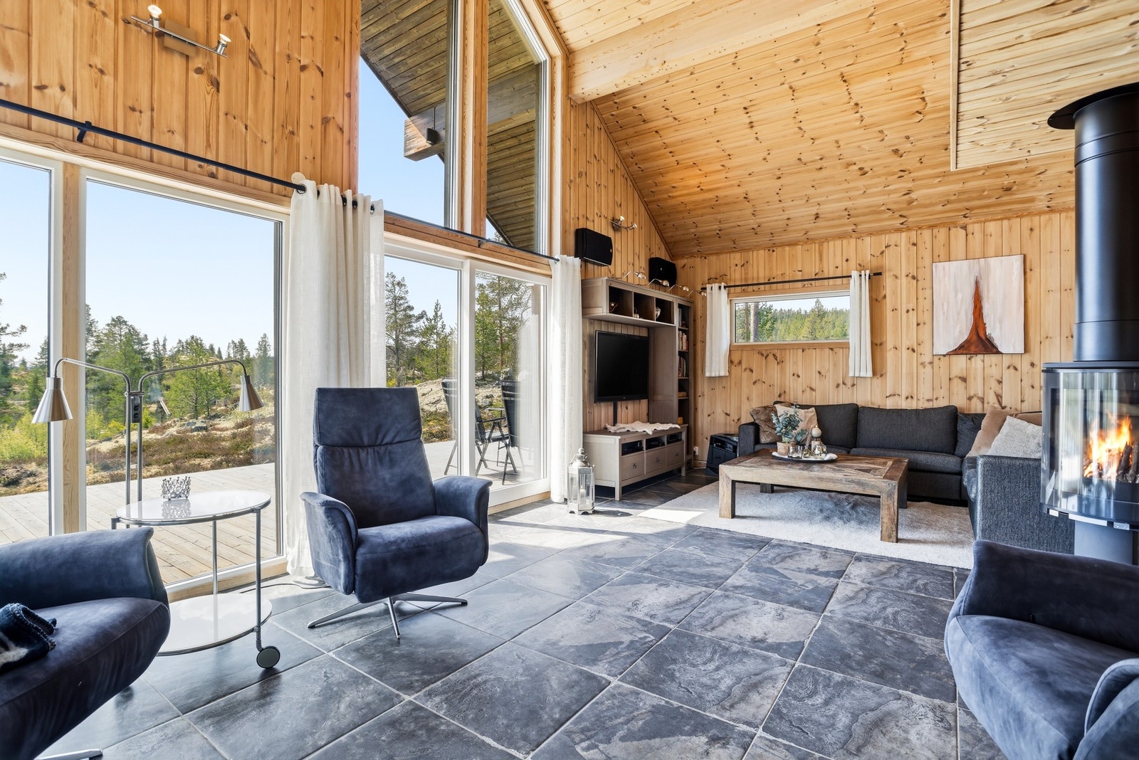 Store vindusflater som slipper naturen inn Galleribilde