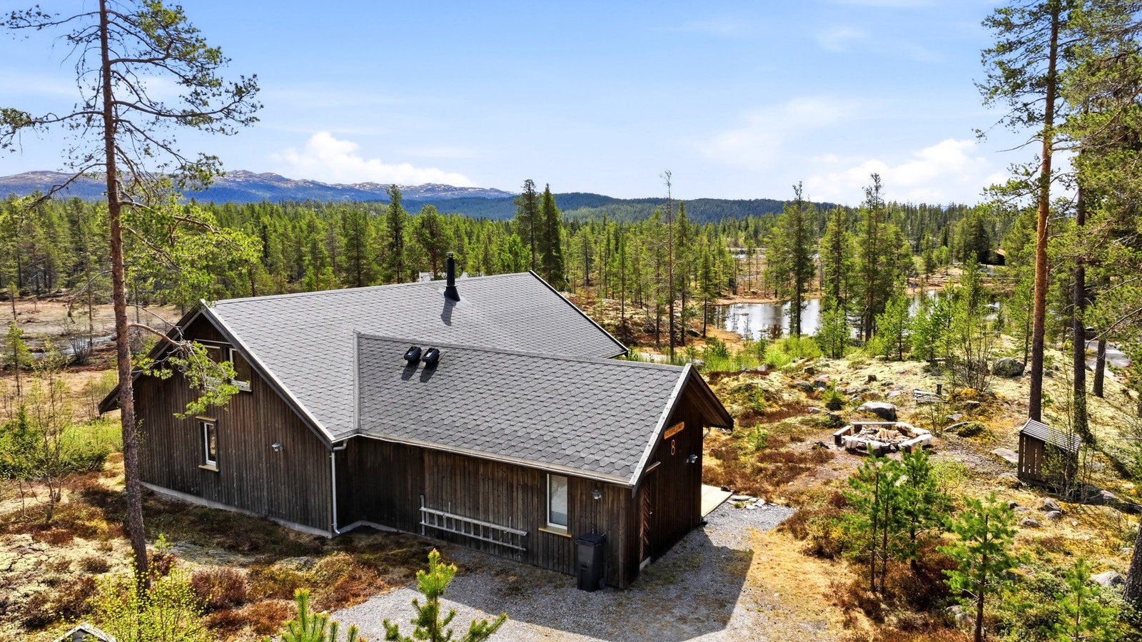 Fantastiske turområder både sommer og vinter. Eiendommen er et godt utgangspunkt for for eksempel en tur opp til Lurås seter og videre opp på vidda Galleribilde