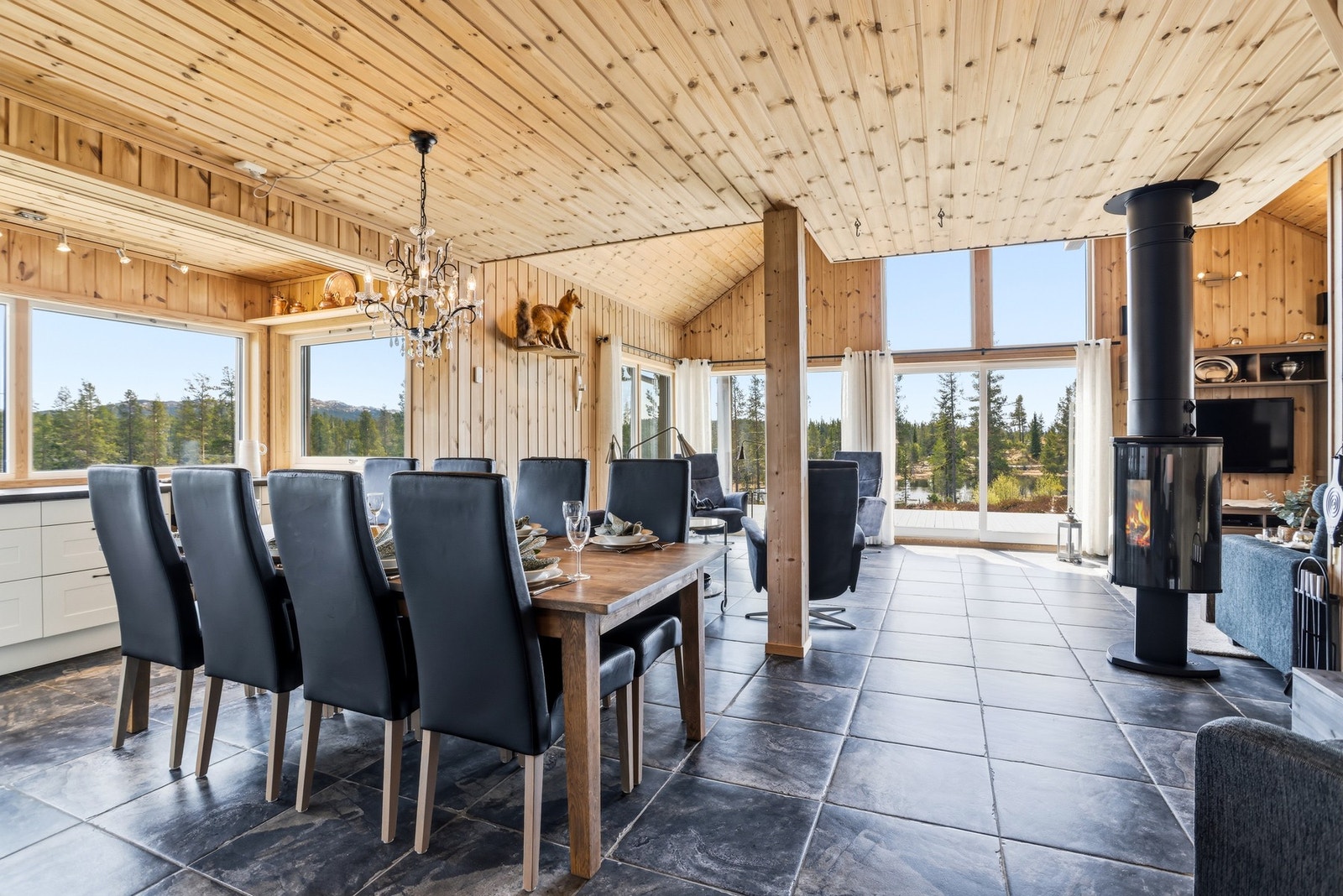 Åpen og sosial spisegruppe med plass til hele familien. Bordet kan enkelt forlenges Galleribilde