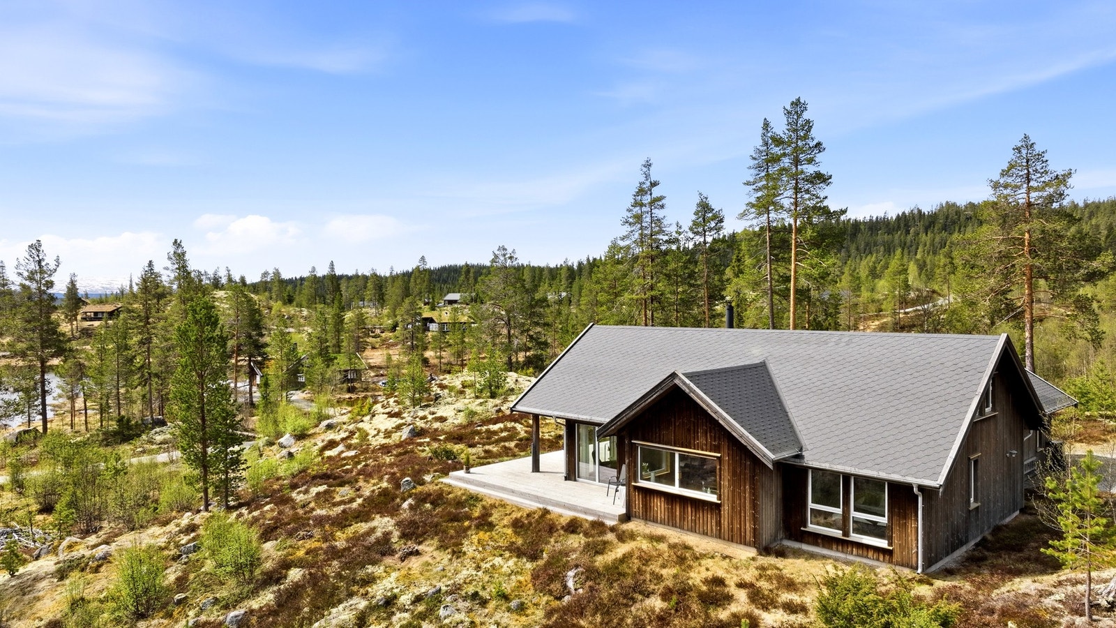 Midt i fin natur, med merkede stier, oppkjørte skiløyper, fiskevann, badevann,
kort vei til Hardangervidda, og relativt kort vei til alpinanlegg Galleribilde