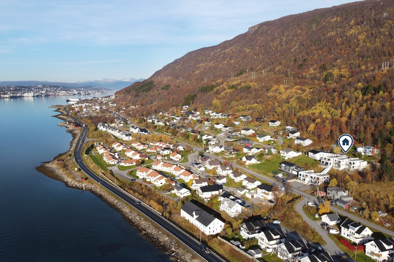 Gode bussforbindelser til Tromsø sentrum, Giæverbukta og Pyramiden. I tillegg er ny dagligvare og treningssenter under bygging på Fløylia, noe som vil forenkle hverdagen for beboere i området.