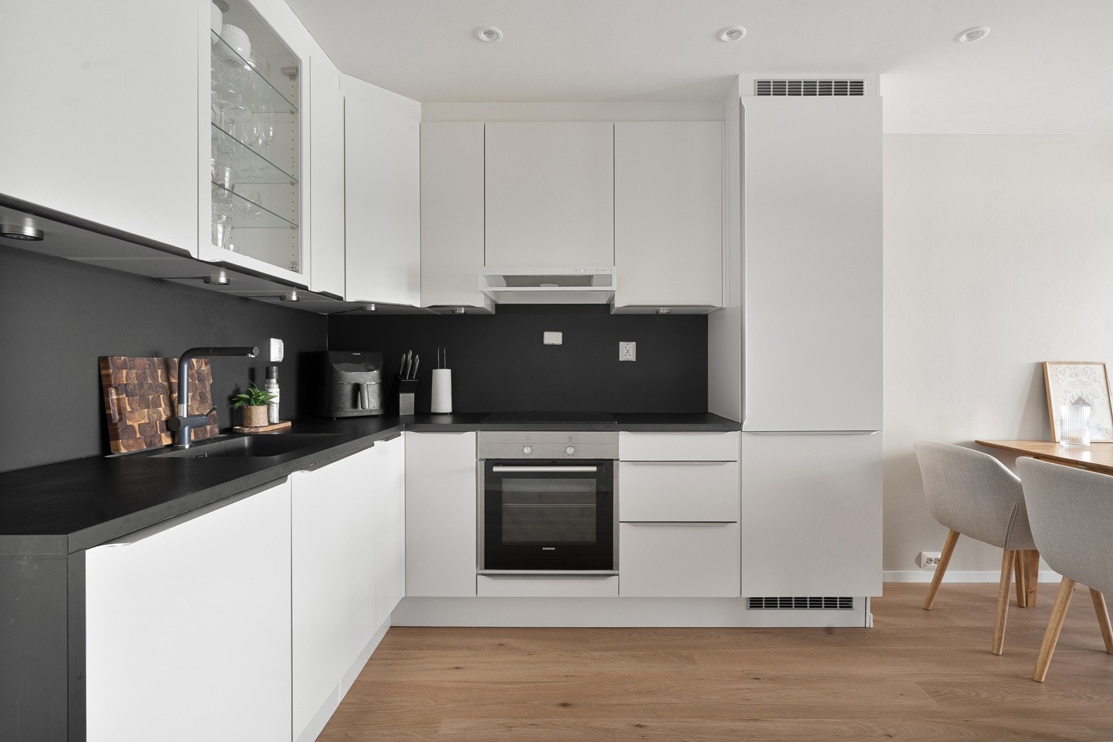Alt man trenger av integrerte hvitevarer som stekeovn og platetopp fra Siemens, samt oppvaskmaskin og kombiskap med kjøl/frys fra Zanussi. Nye varmekabler på kjøkke i mai 2025.