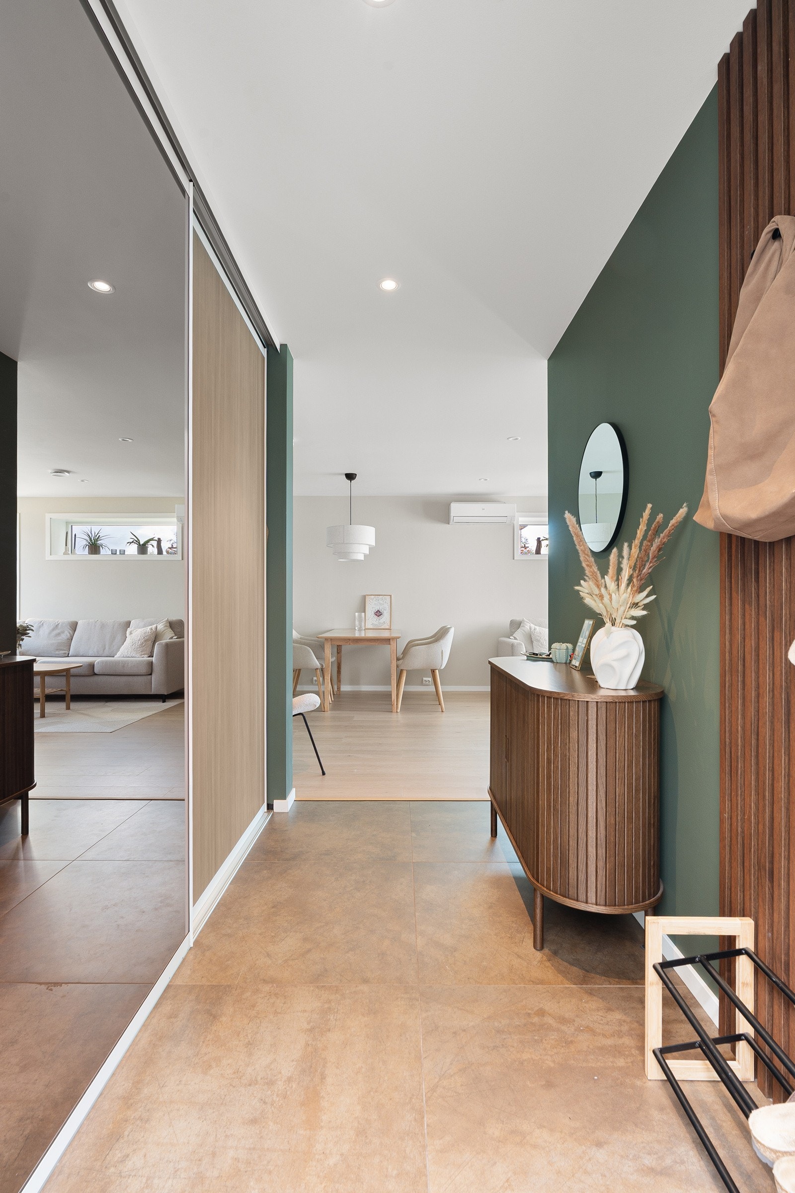 Velkommen inn! Stor skyvedørsgarderobe i gang bidrar til mye oppbevaringsplass.