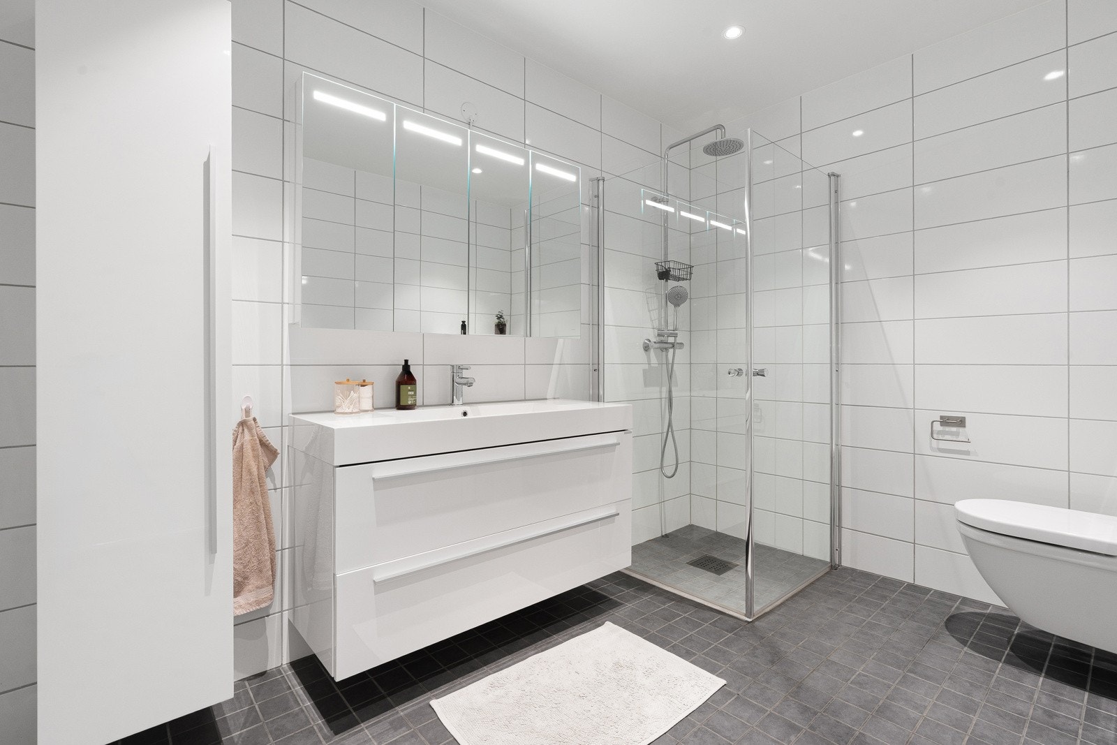 Moderne baderomsinnredning med mye oppbevaringsplass.