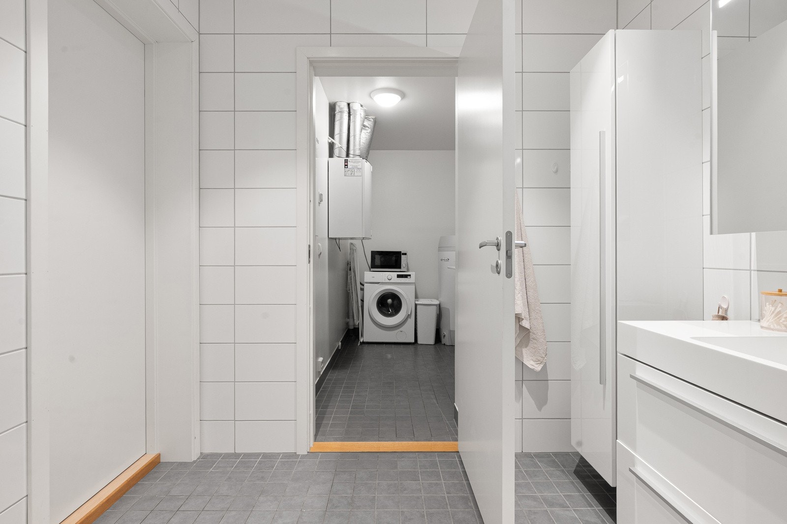 I tilknytning til badet har man et separat vaskerom. Særdeles praktisk!