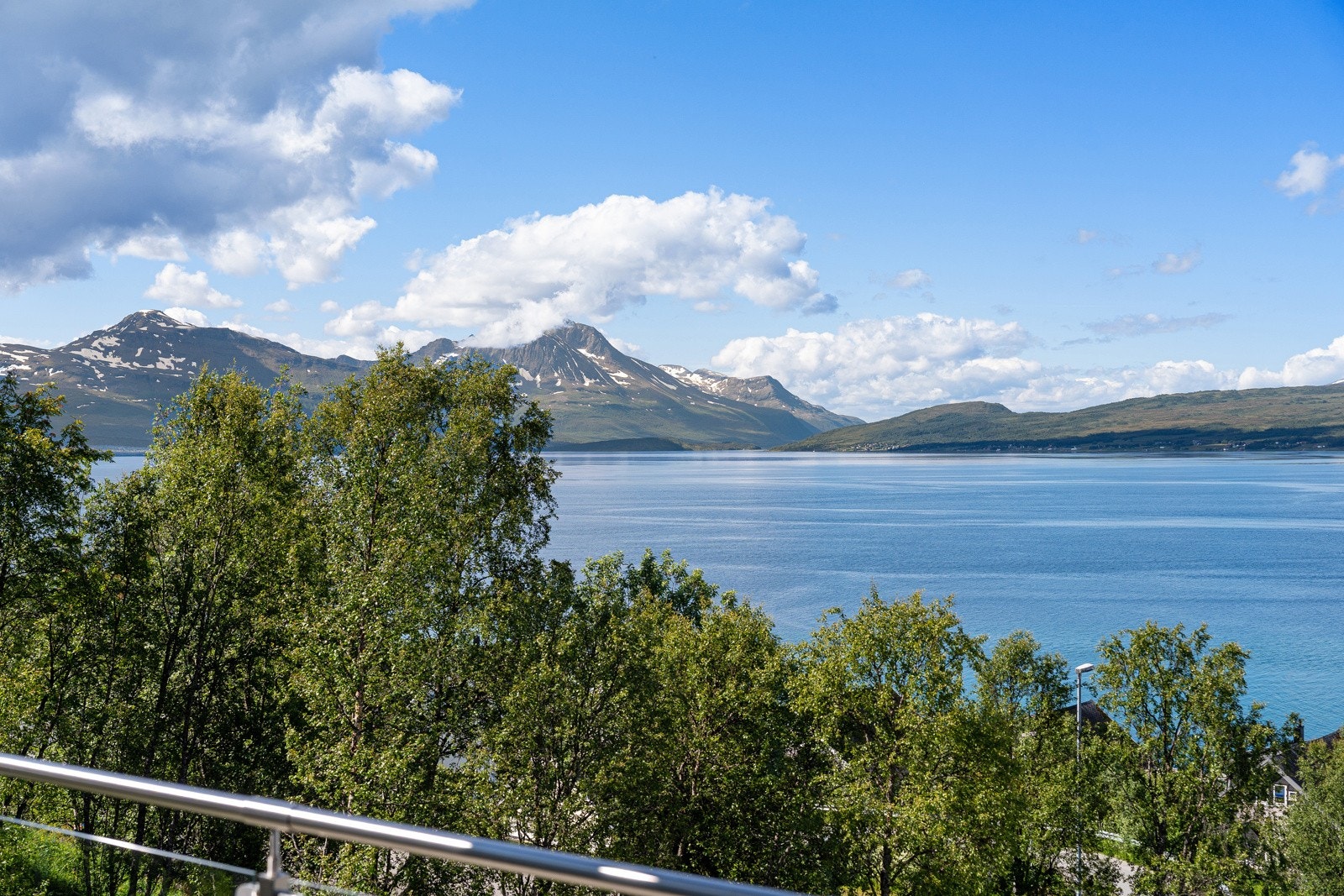 Her er det fantastisk fin utsikt, og sol fra ca kl 11 til midtnatt på sommeren.