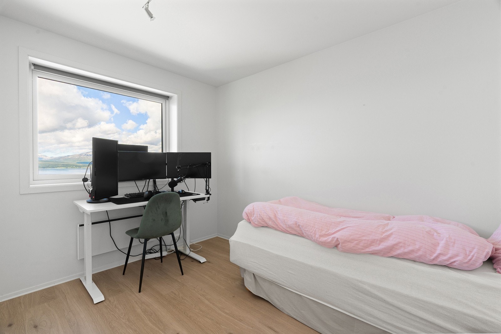 Soverom nr 2 framstår også romslig, med god plass for seng, oppbevaringsmøbel og feks skrivebord.
