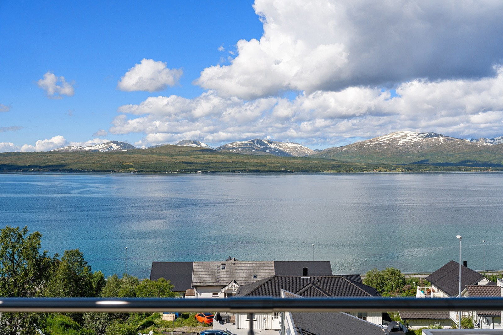 Fantastiske sol- og utsiktsforhold, samt god planløsning med stue/kjøkken, to soverom, stort bad og separat vaskerom.