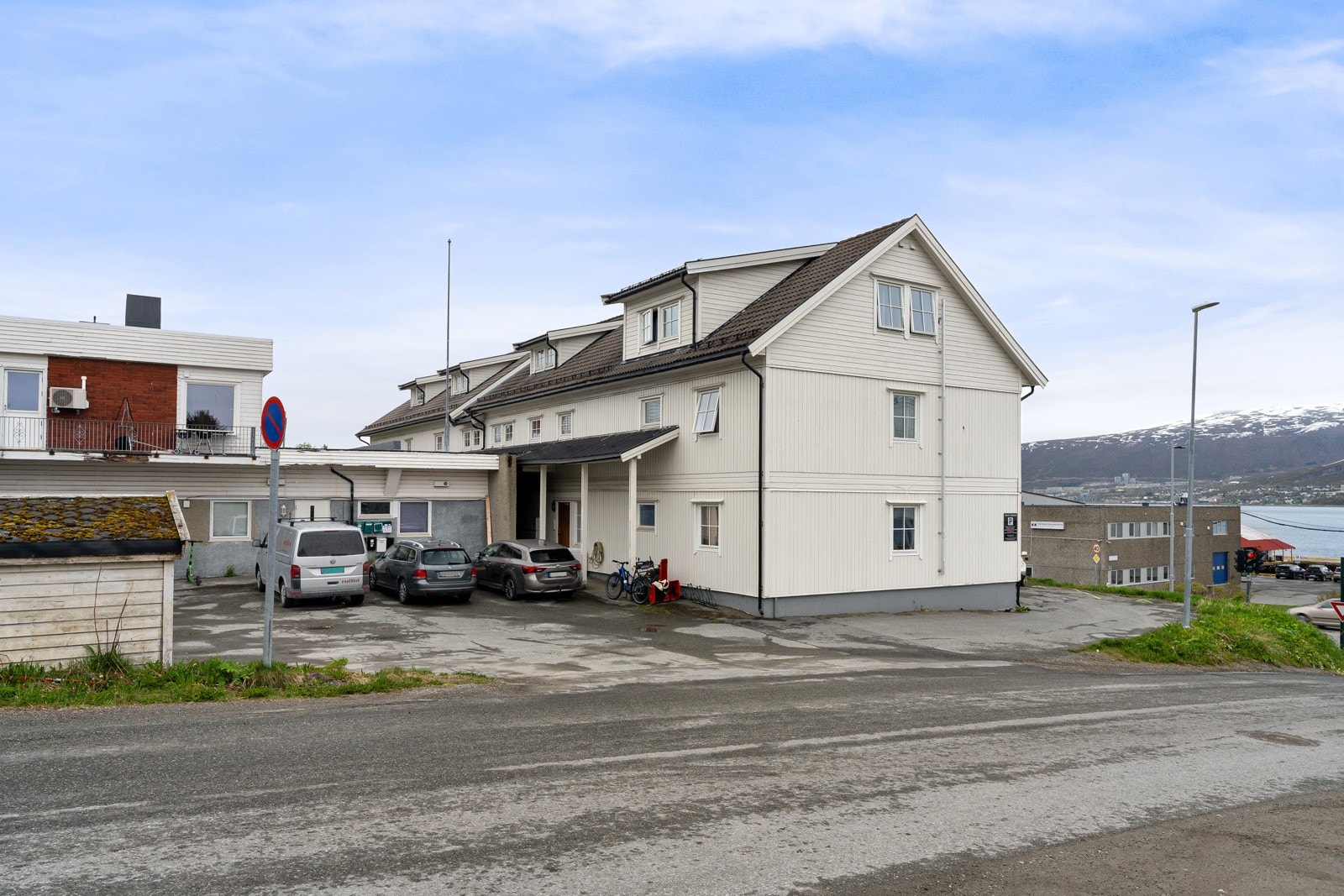 Her bor du rett ved busstopp og innen gangavstand til dagligvare mm. UiT/UNN samt sentrum rundt 5 minutt kjøring unna.