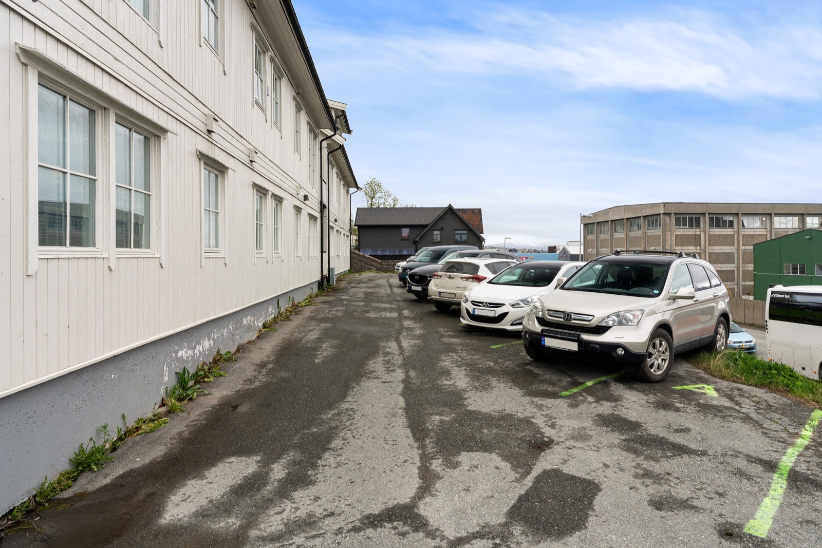 Det medfølger parkering i front av bygget.