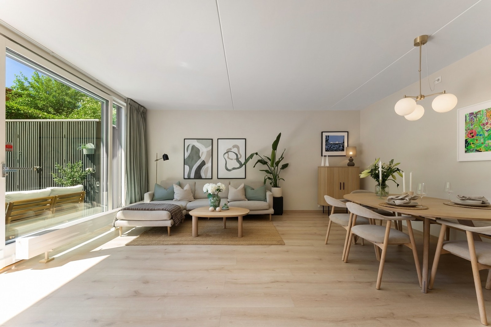 God plass til stor salong med tilhørende møblement og spisebord - Slitesterkt laminat med behagelig gulvvarme. Galleribilde