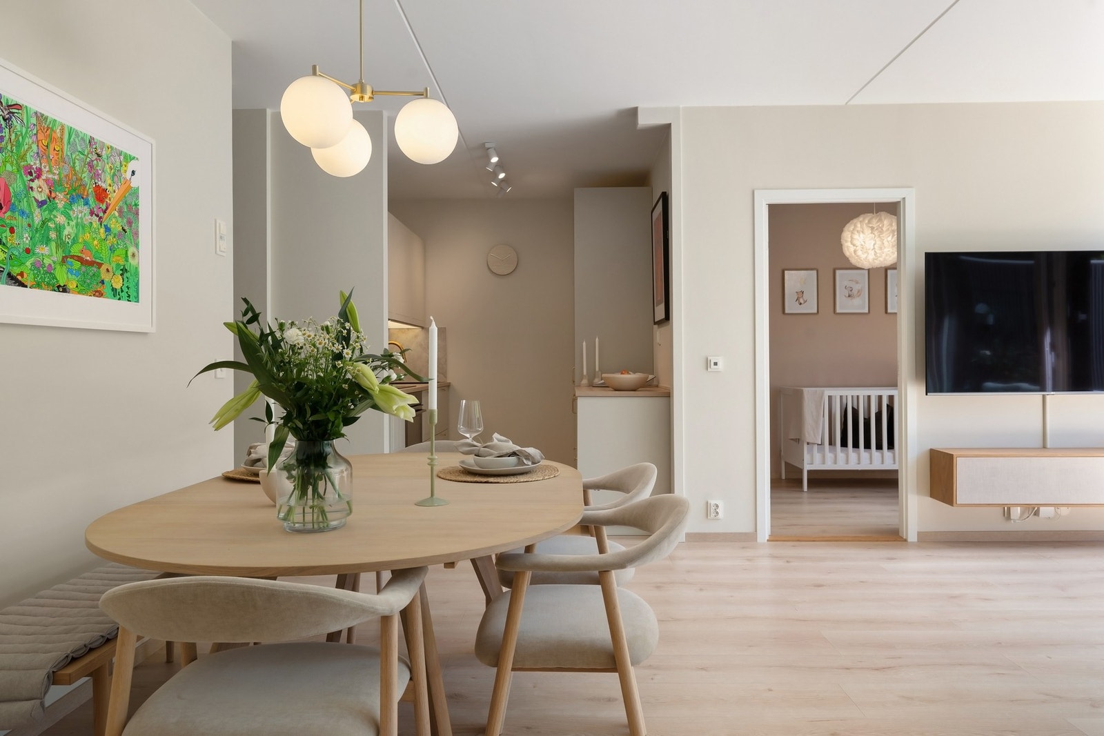 I regi av dagens eier ble det lagt slitestekt laminat i hele boligen - Gulvvarme i stue, kjøkken og gang/entré. Galleribilde