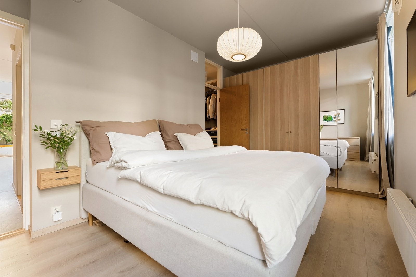 Hovedsoverom med rikelig med lagringsplass - Lagringsplass i garderoberekke og i Walk-in closet. Galleribilde