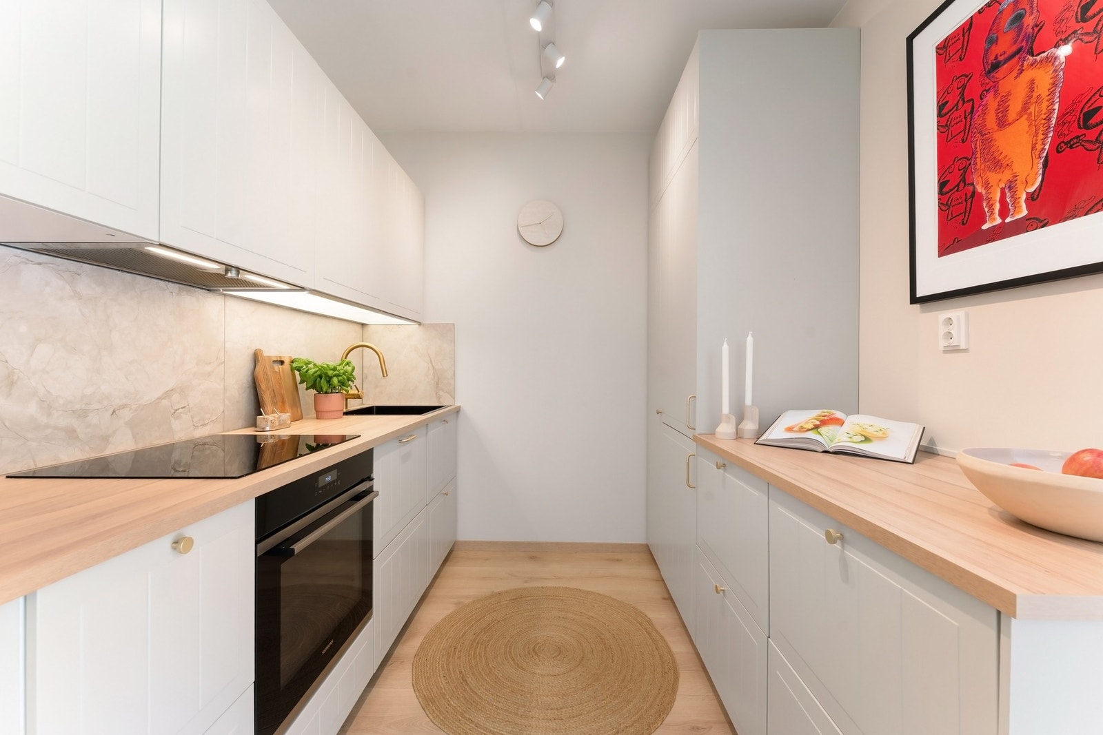 Moderne og innbydende kjøkken - Fornyet i 2024 med nye skrog, fronter, benkeplate, integrerte hvitevarer og ventilator. Galleribilde