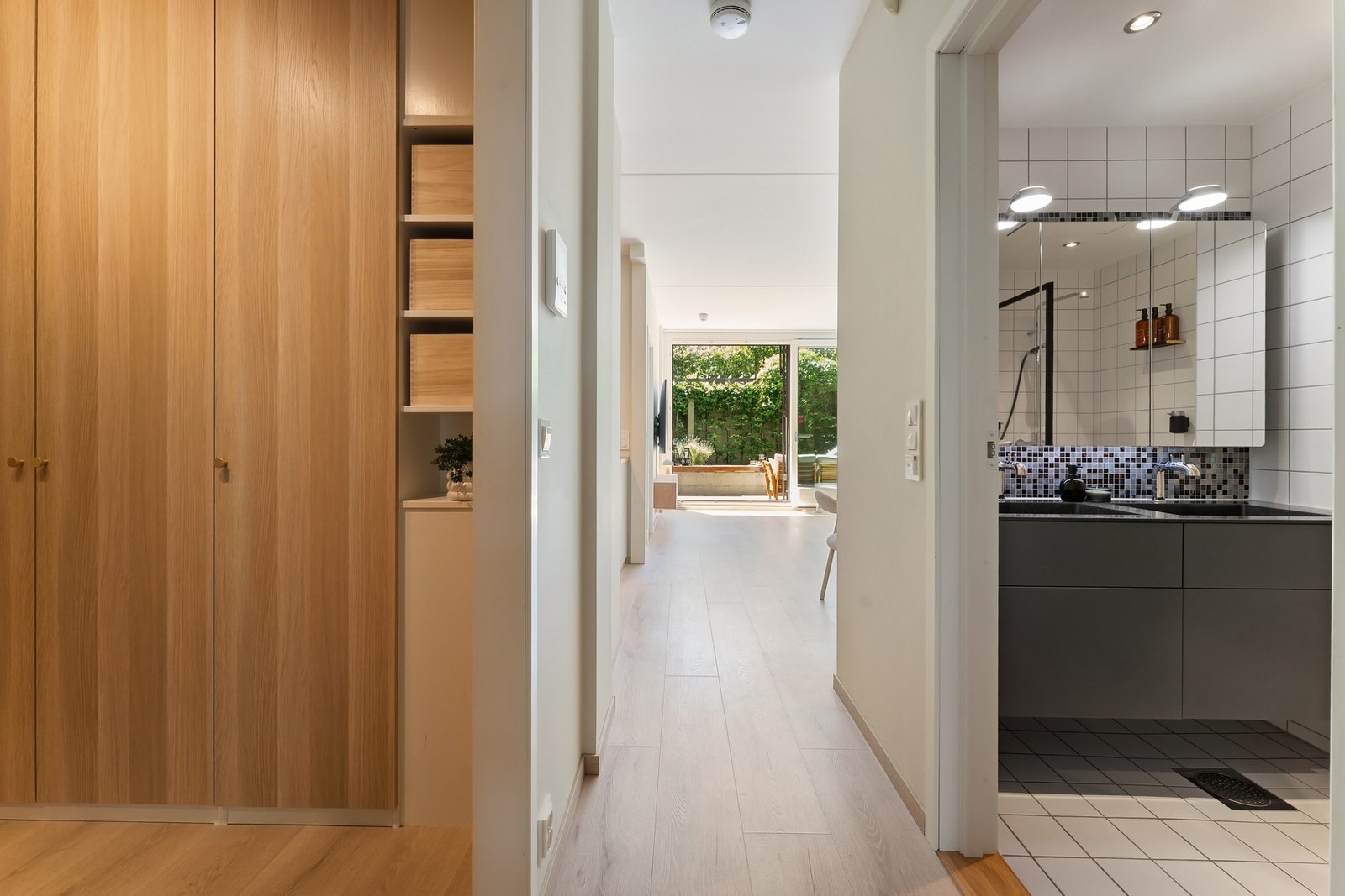 Flott siktlinjer fra hovedsoverommet og mot hagen i syd. Galleribilde