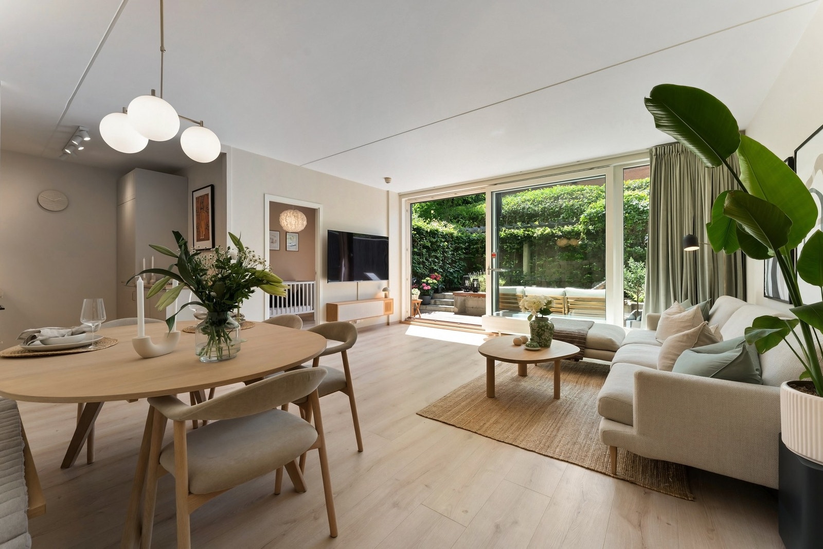 Moderne og innbydende 3-roms selveierleilighet med privat hage, sydvestvendt terrasse på 13 m², garasje, gode solforhold, heis og trappefri adkomst. Galleribilde