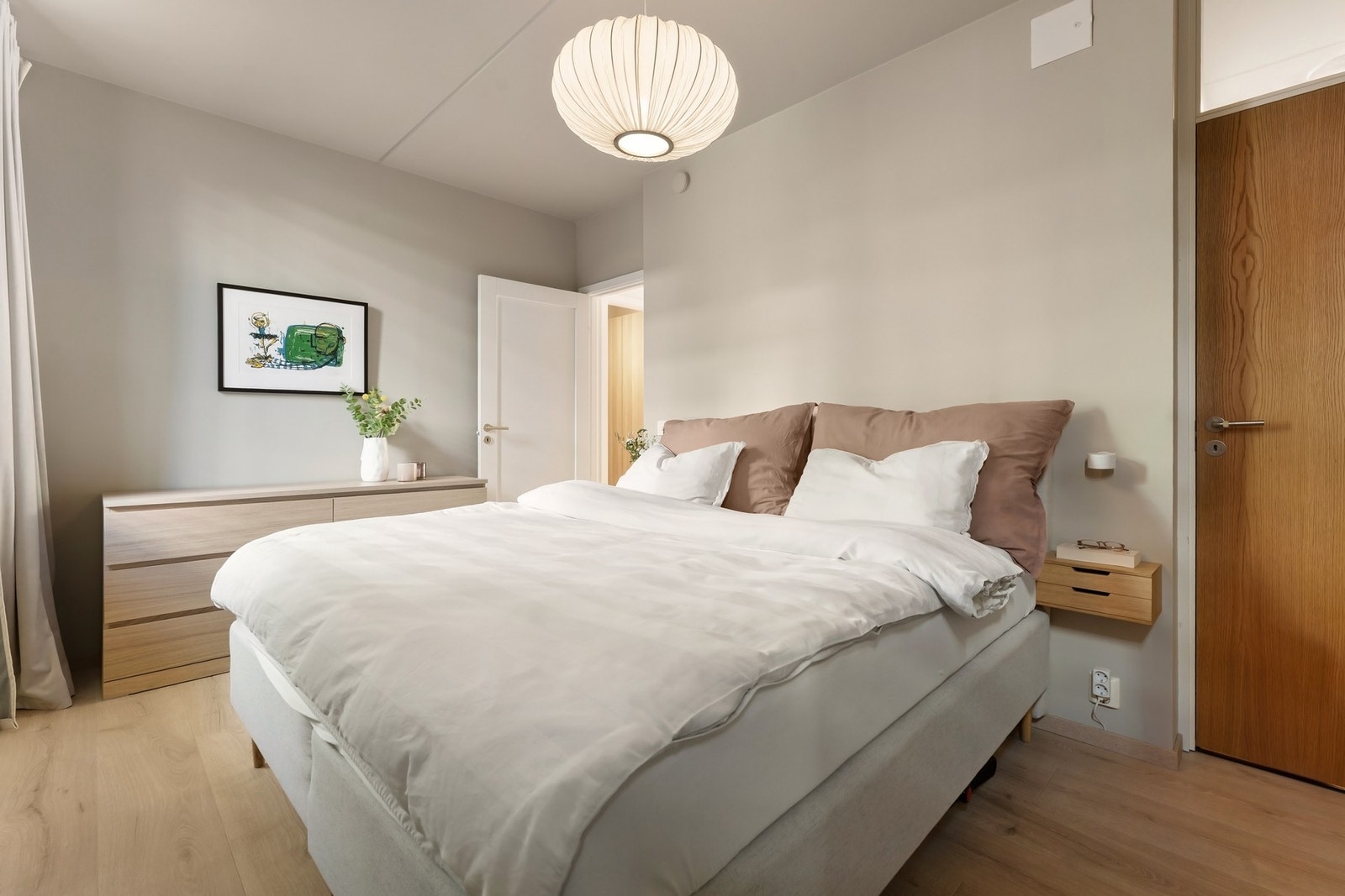God plass til stor dobbeltseng med tilhørende møblement - Adkomst til Walk-in closet på høyre side. Galleribilde
