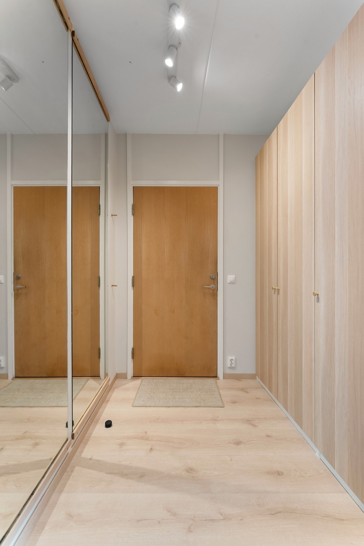 Innbydende entré med rikelig med lagringsplass - Slitesterkt laminat med gulvvarme. Galleribilde