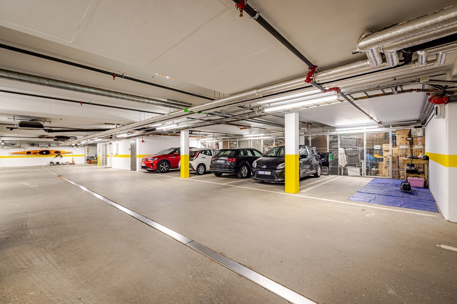 Parkeringsplass i felles garasjekjeller Galleribilde