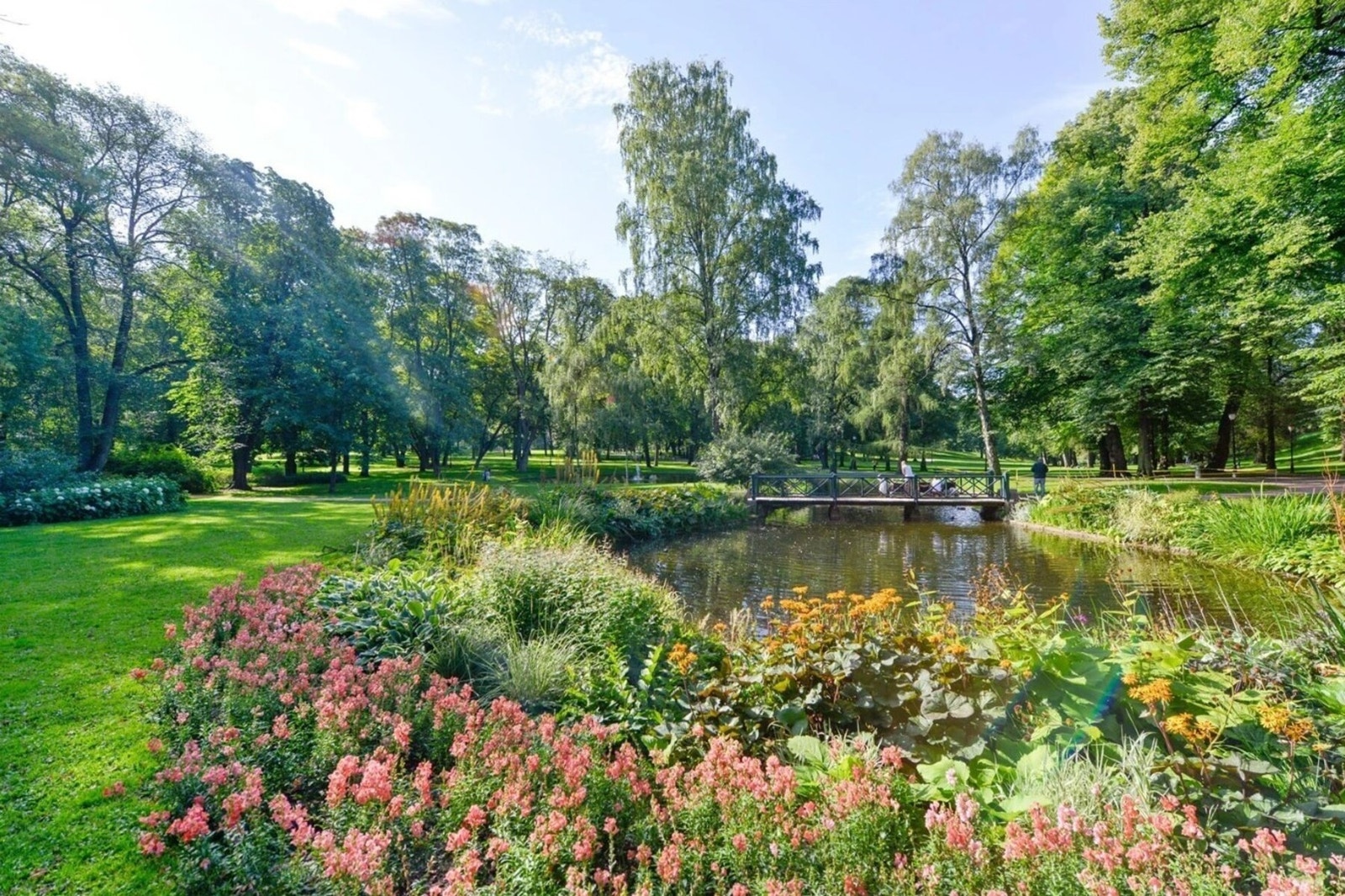 Noen minutters gange unna ligger ogslå Slottsparken og Uranienborgparken. Galleribilde