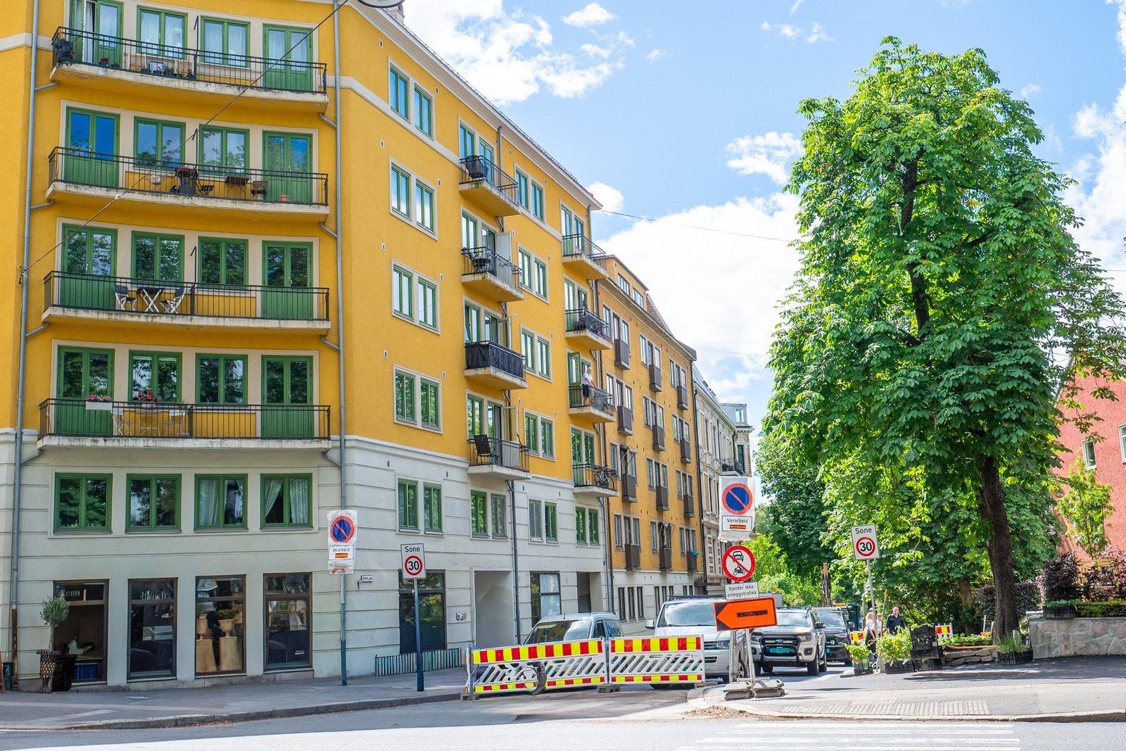 Fra boligen er det utsyn mot vakre bygårder og grønne trær langs Bygdøy allé. Galleribilde