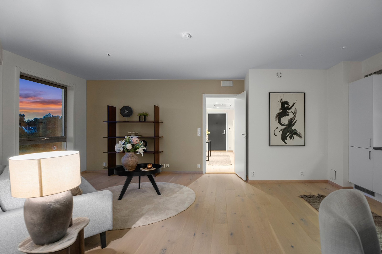 Fra stuen har du en fin oversikt over leiligheten og en planløsning som utnytter arealet på en svært god måte. Galleribilde