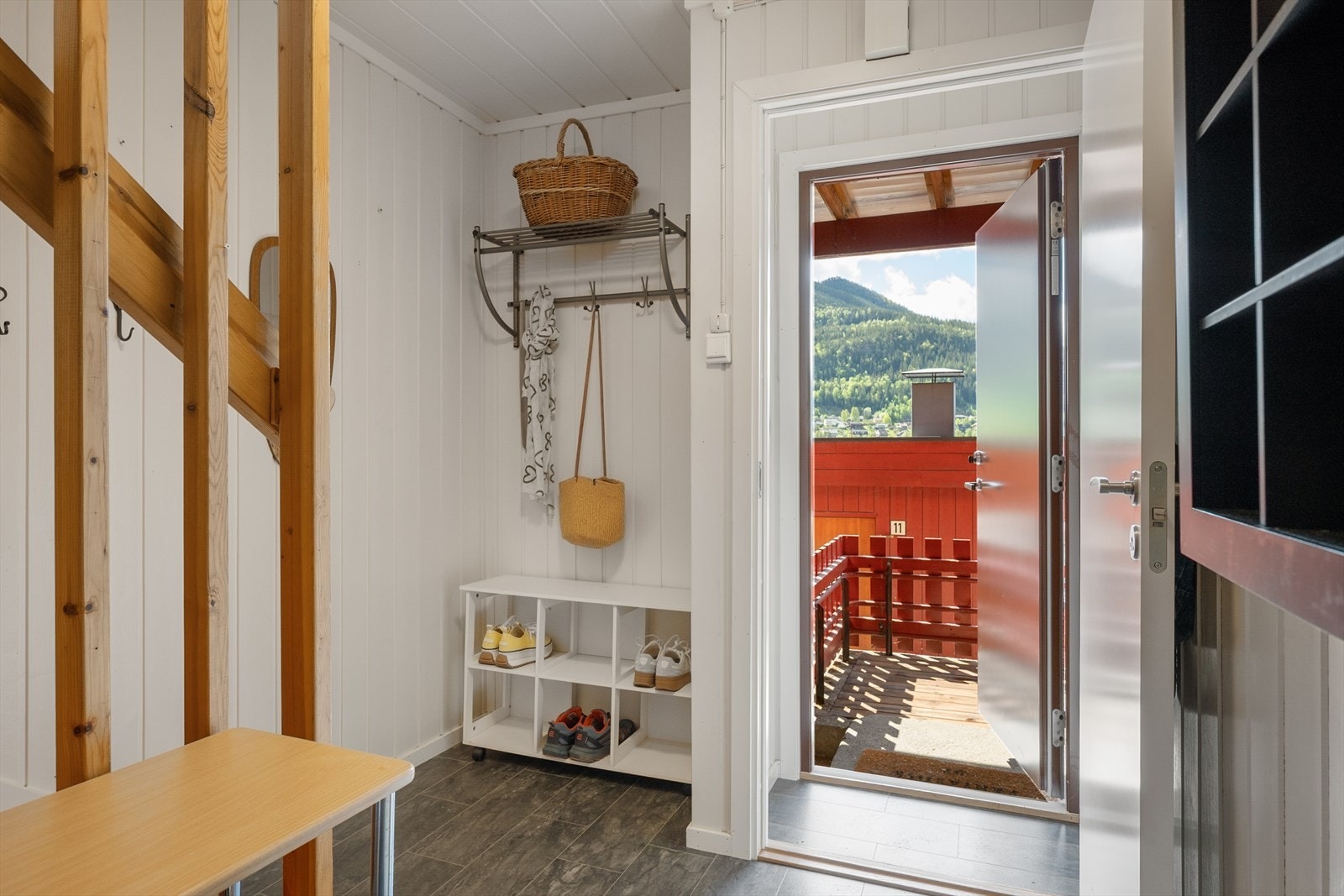 Entré med plass til oppbevaring av yttertøy og sko. Galleribilde