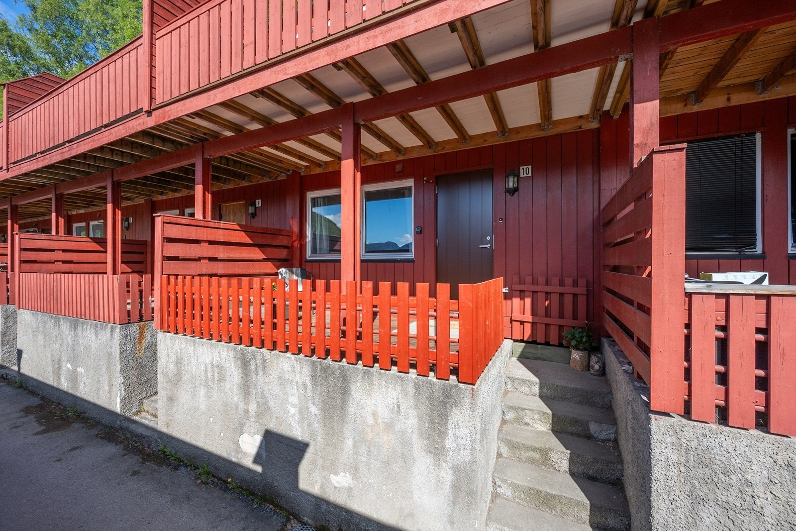 Hovedinngangen til boligen går via underetasjen. Galleribilde