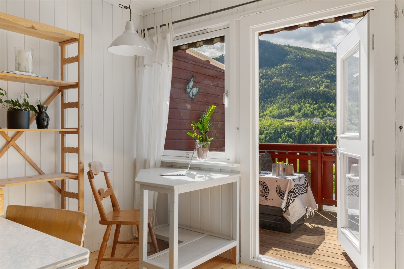 Fra stua er det utgang til vestvendt veranda. Galleribilde