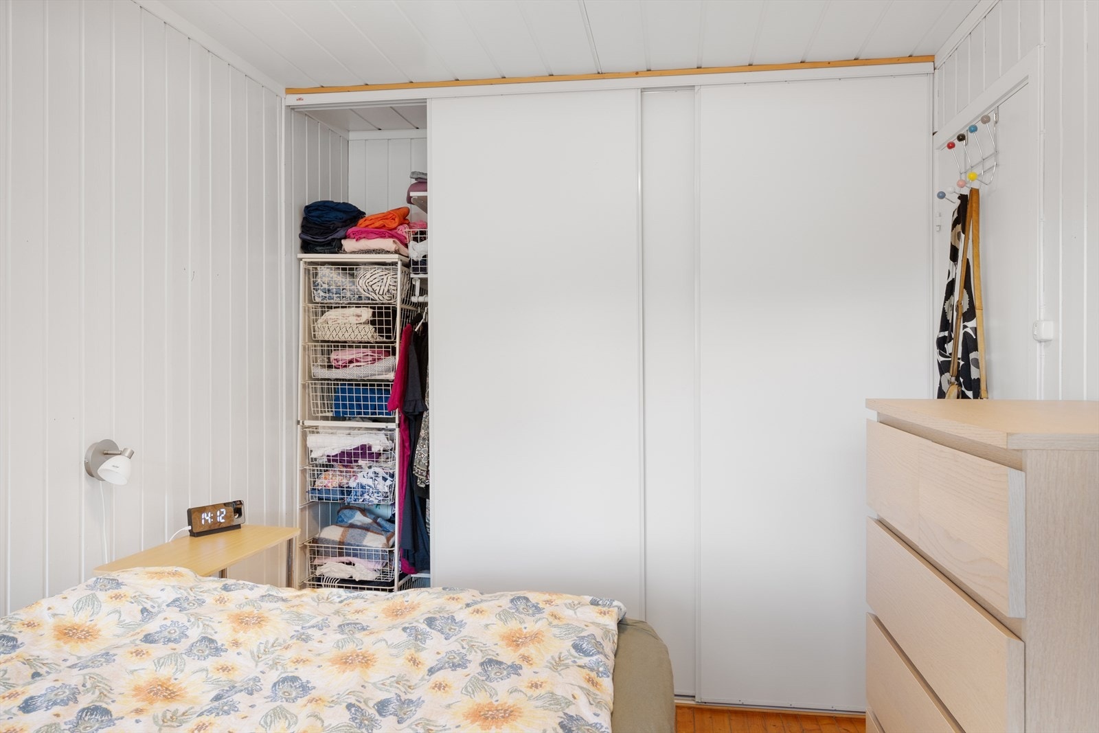 Praktisk skyvedørsgarderobe langs den ene veggen. Galleribilde