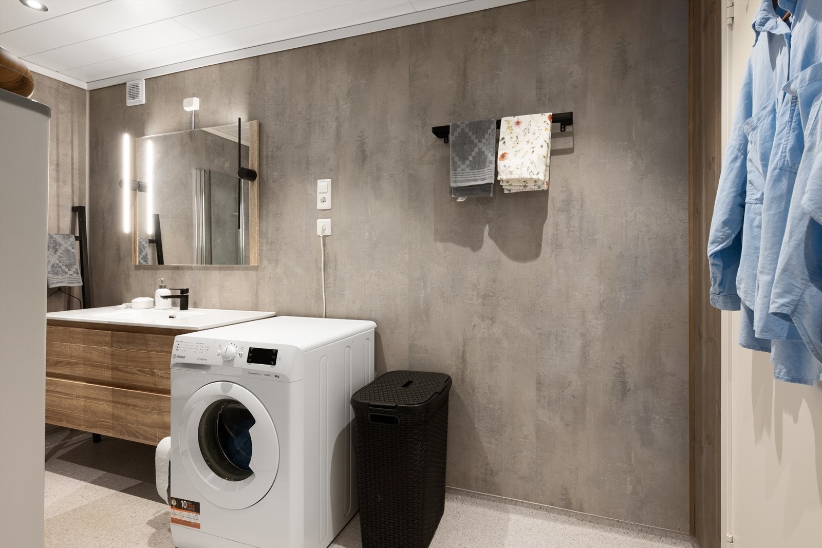Badet ble oppgradert i 2023 med nye overflater og innredning. Det er elektriske varmekabler i gulv. Galleribilde
